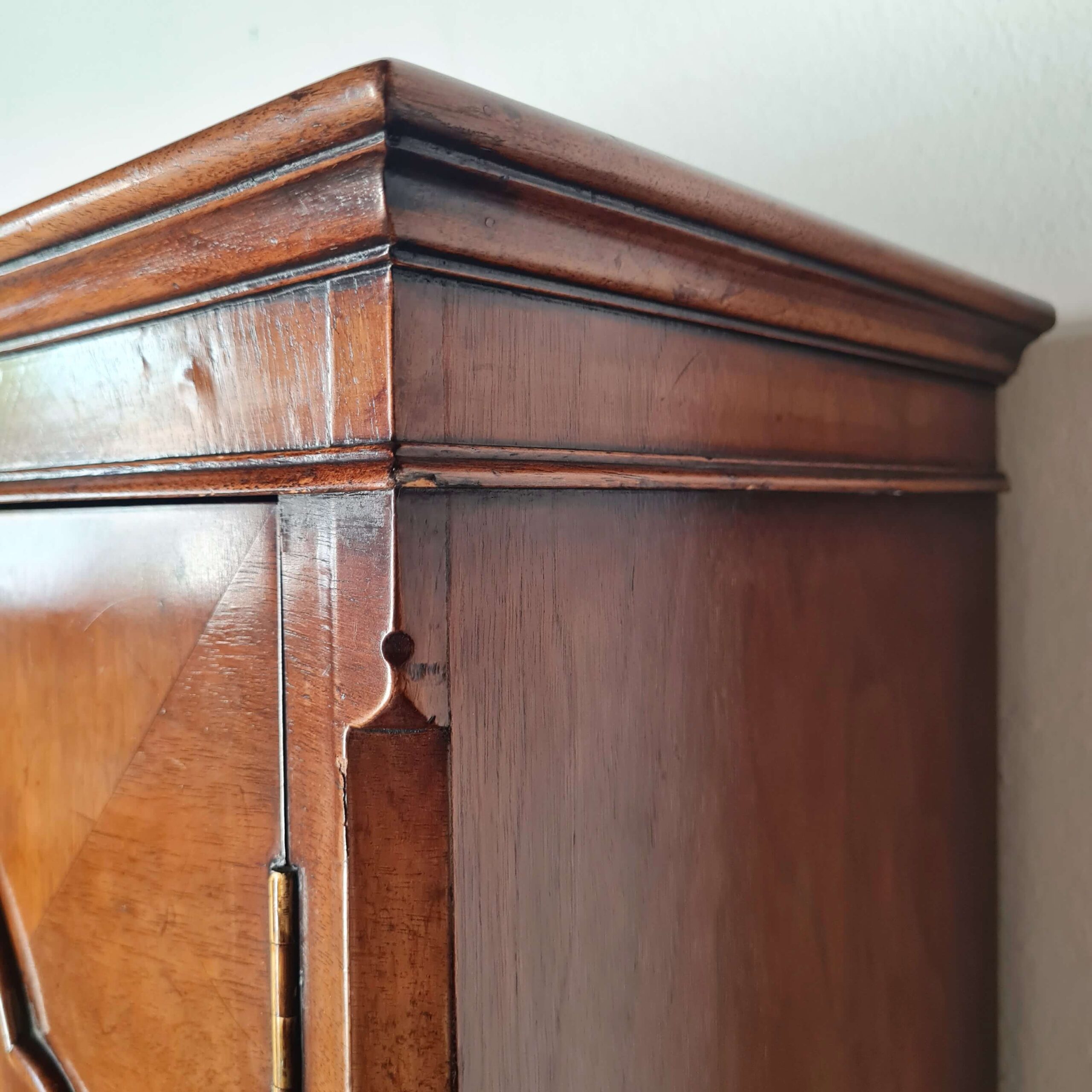 détail d'une armoire ancienne anglaise