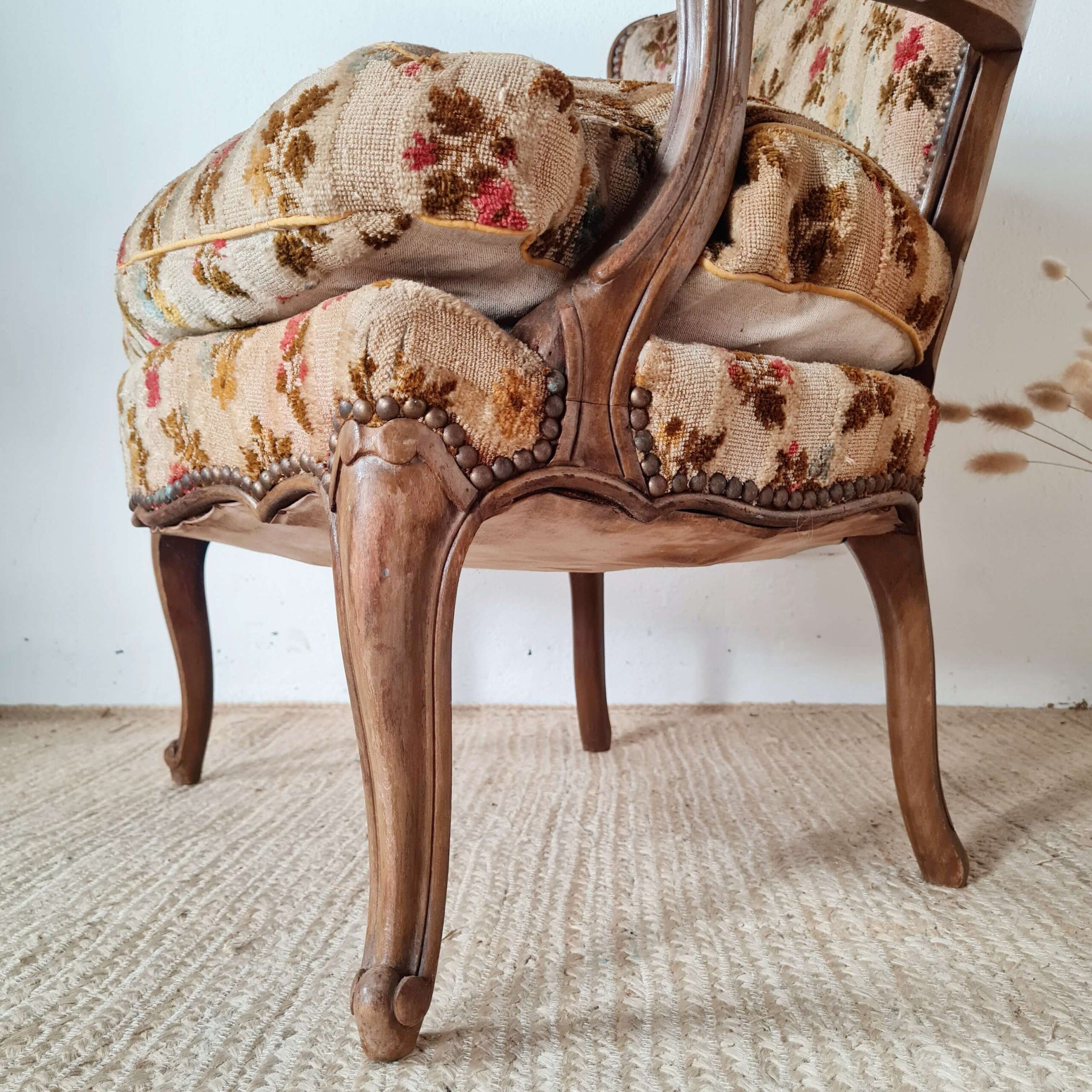 Elégant travail des pieds galbés pour ce fauteuil ancien en vente pour véhiculer un esprit suranné à votre intérieur