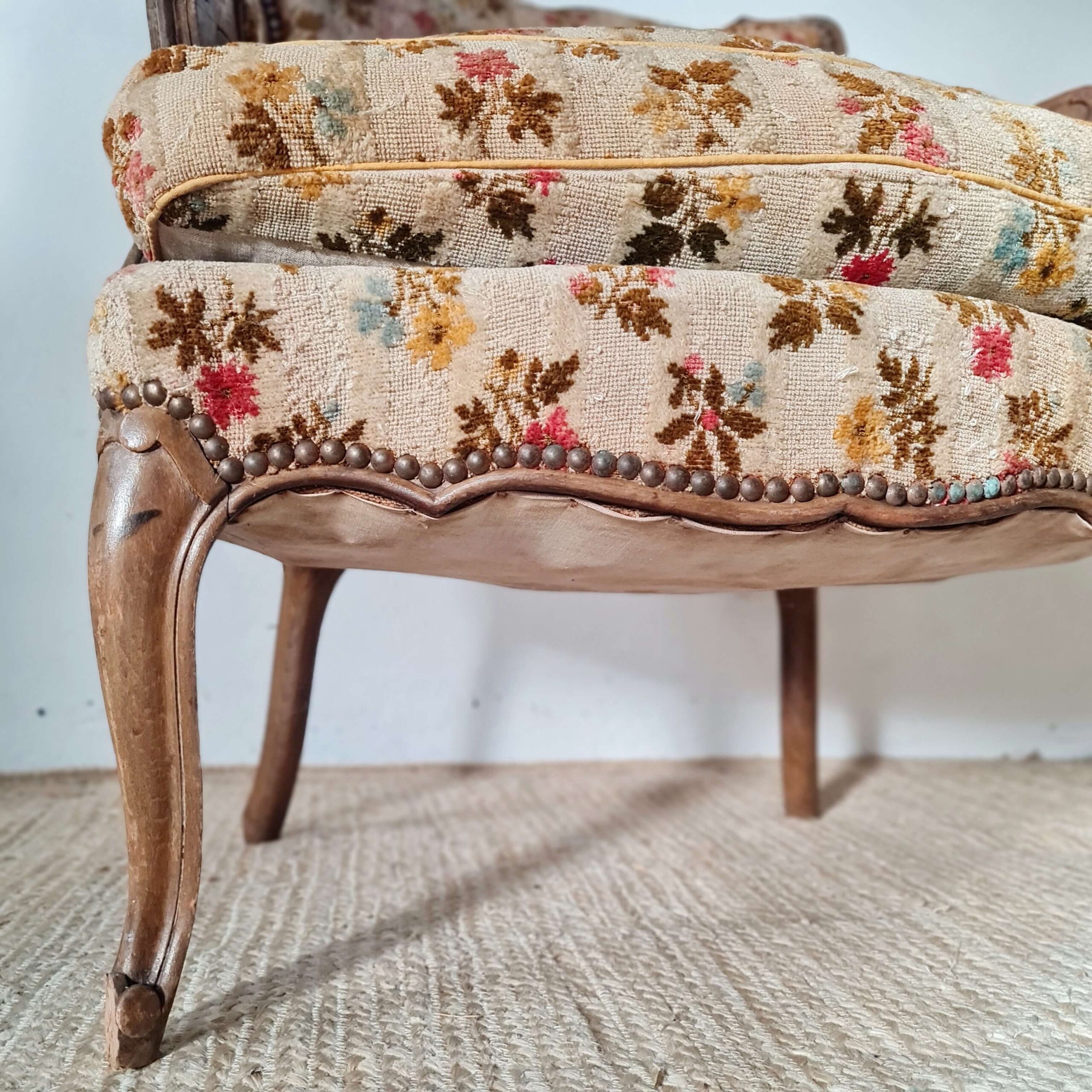 Beauté du tissu fleuri d'ameublement pour ce fauteuil ancien