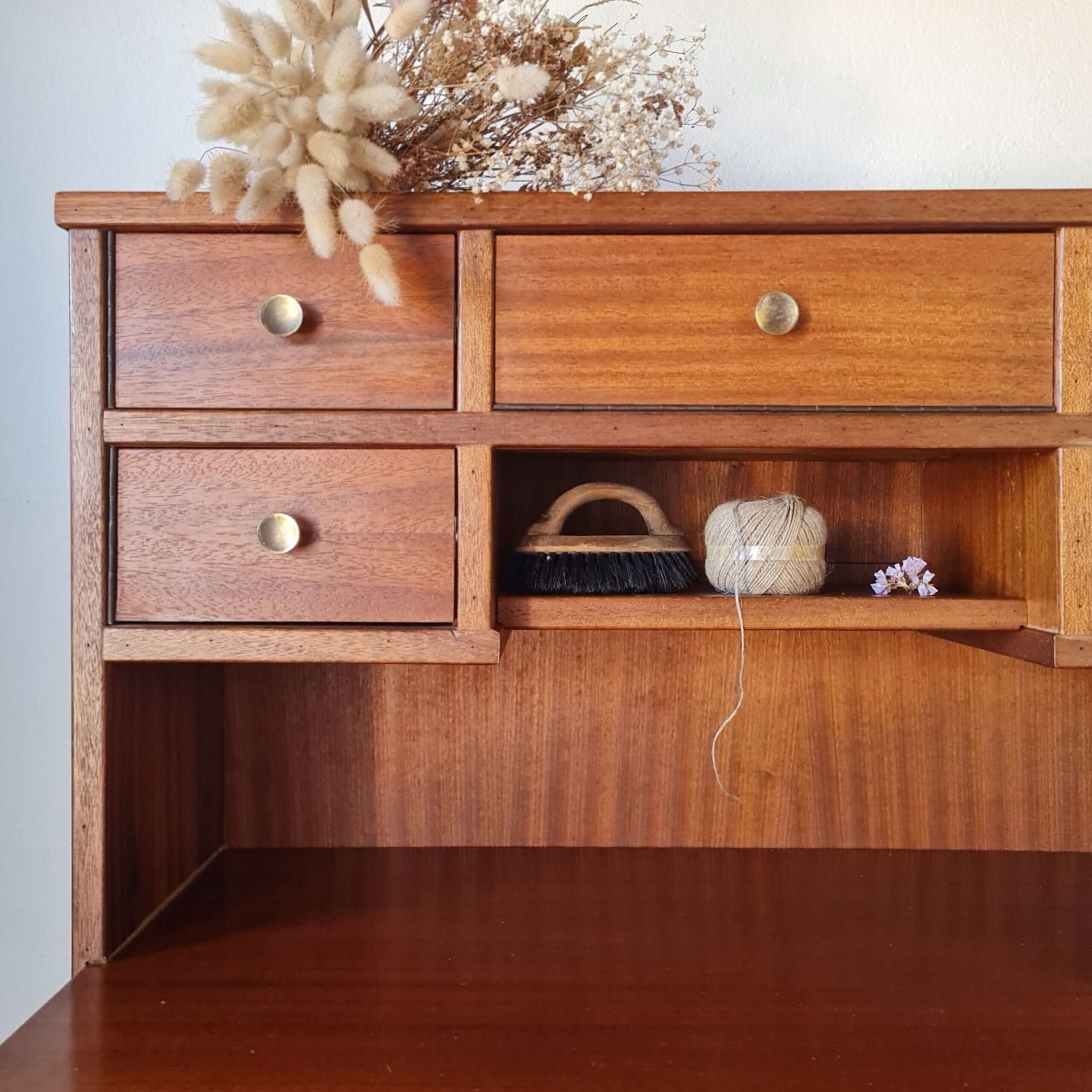 Zoom sur les petits casiers de cet ancien bureau scandinave