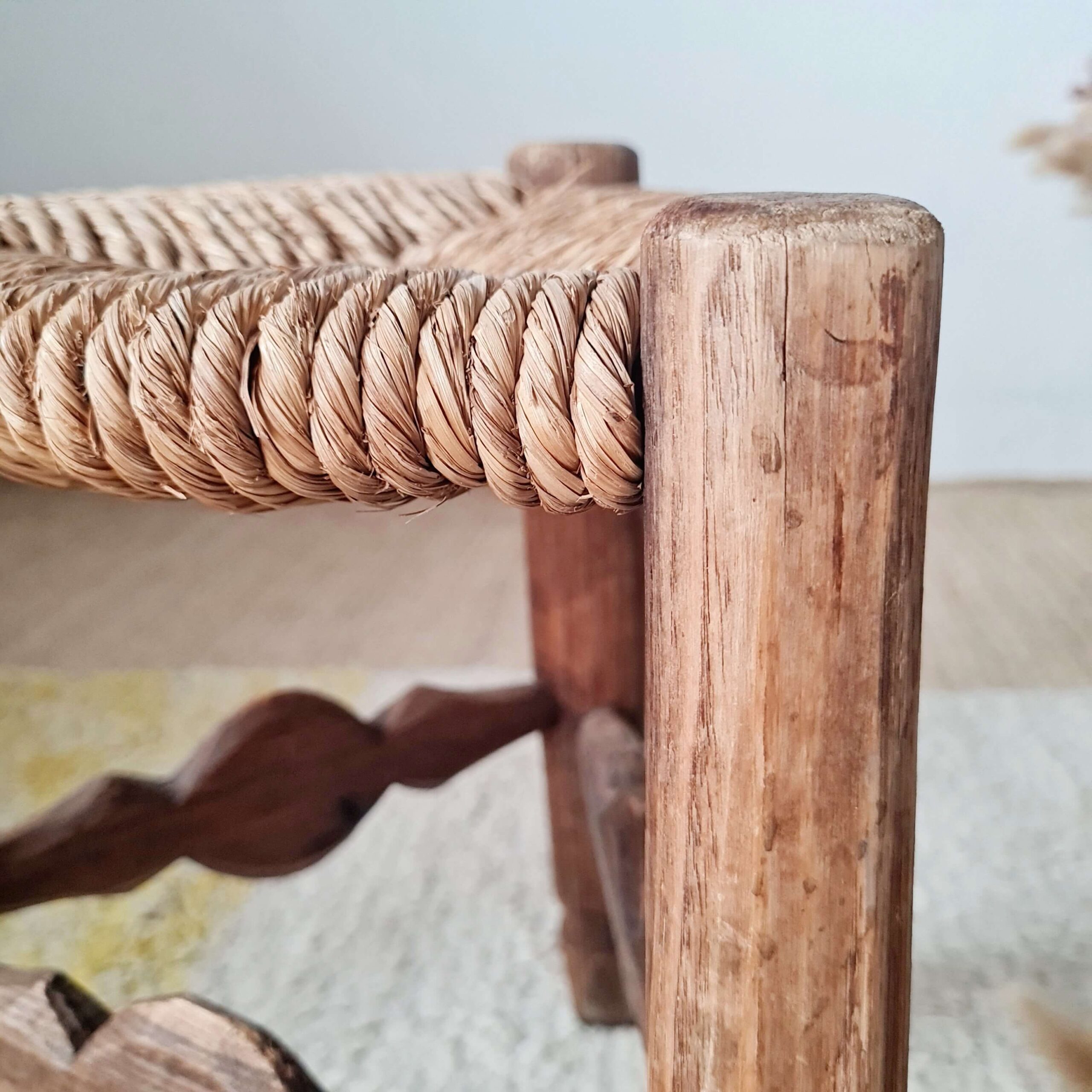 Zoom tabouret en bois et paille vintage