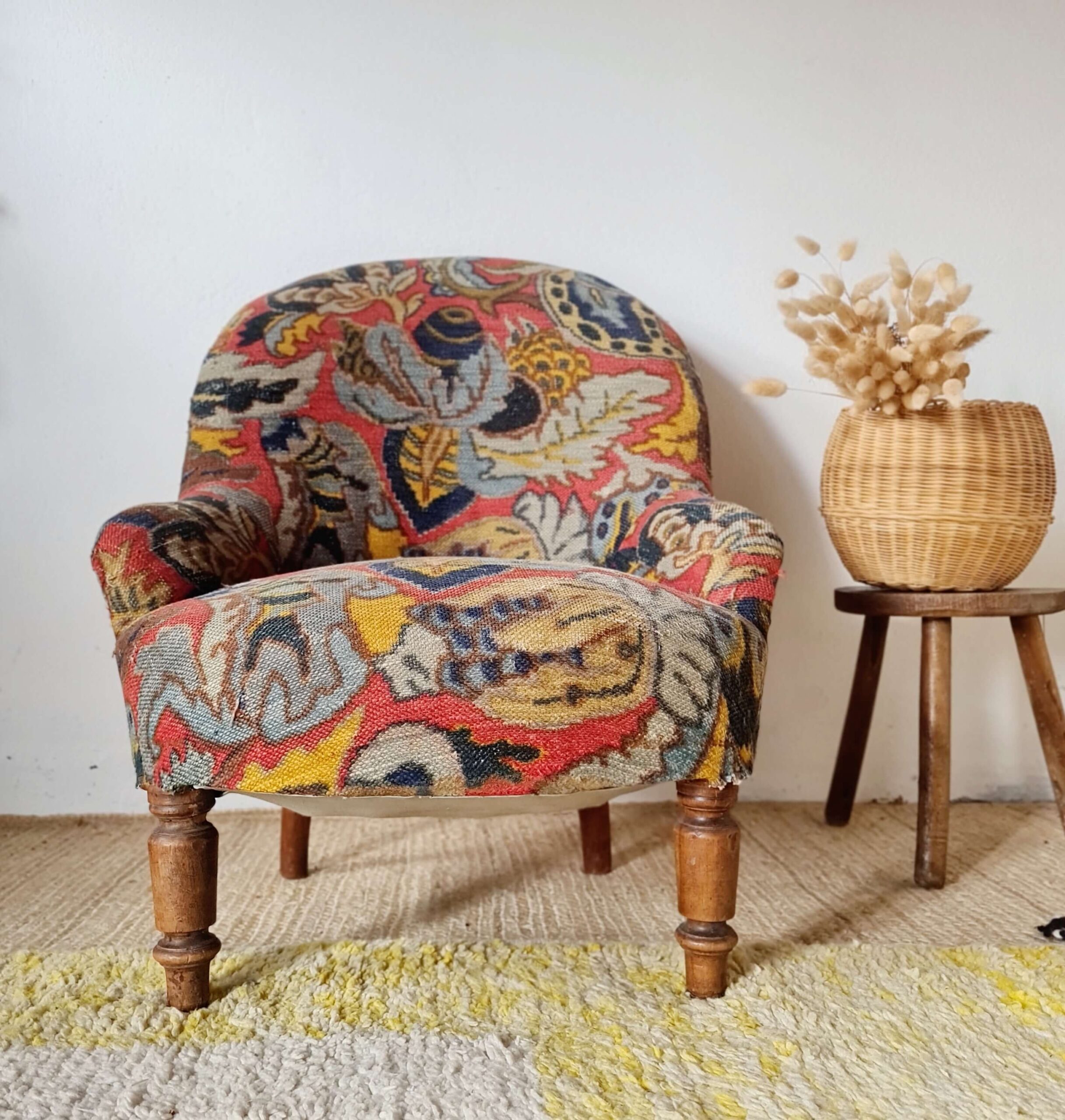 Ravissant fauteuil crapaud dit madame avec son tissu fleuri