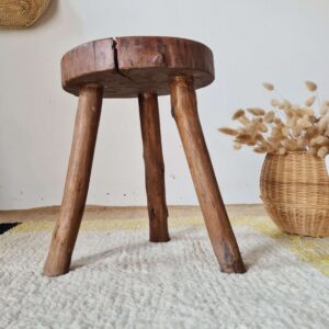 Ce tabouret ancien en bois massif réjouira les amoureux de décors authentiques en quête de caractère