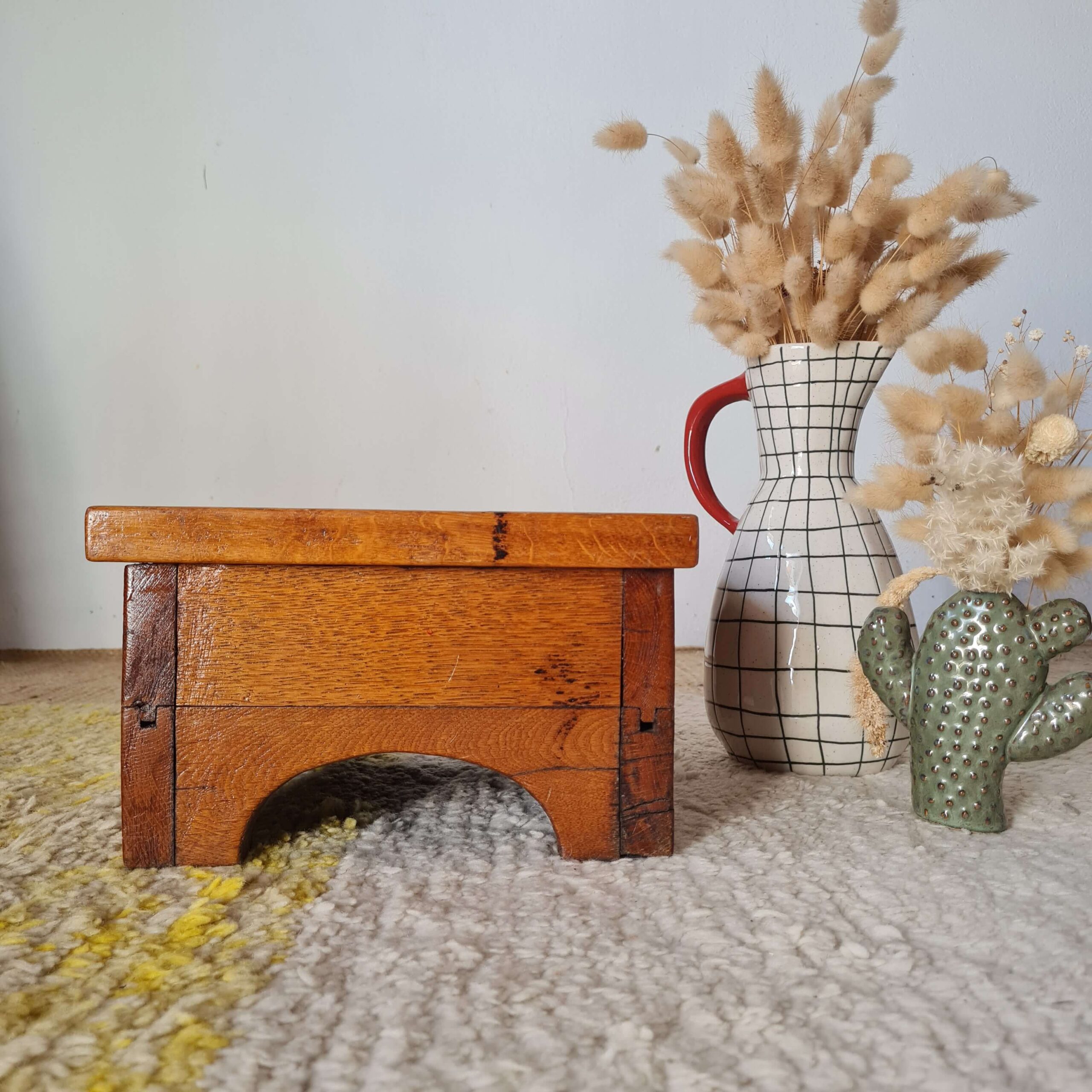 Adorable pièce vintage que ce mini banc en bois