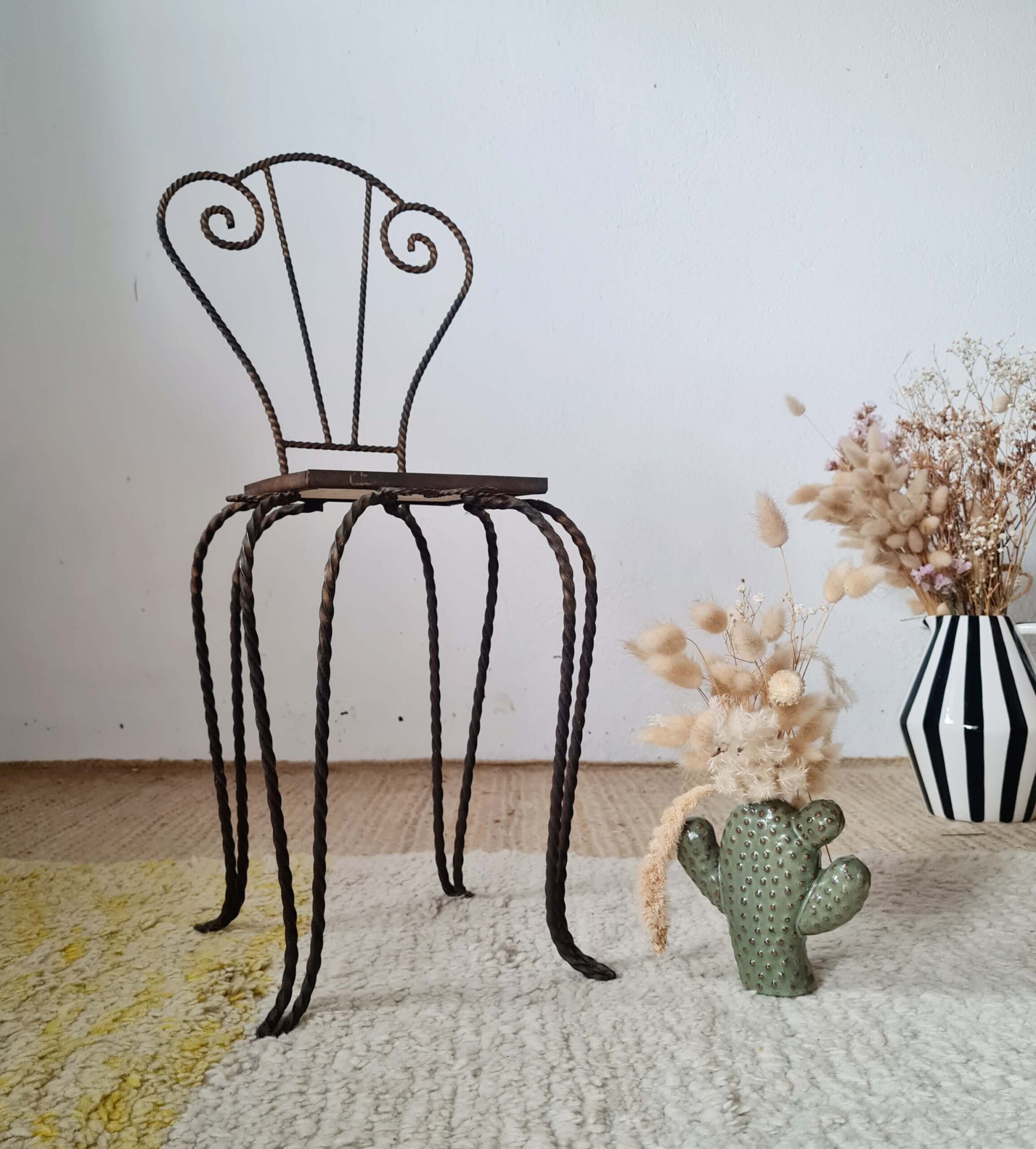 Ancienne petite chaise ou petite sellette fer forgé céramique