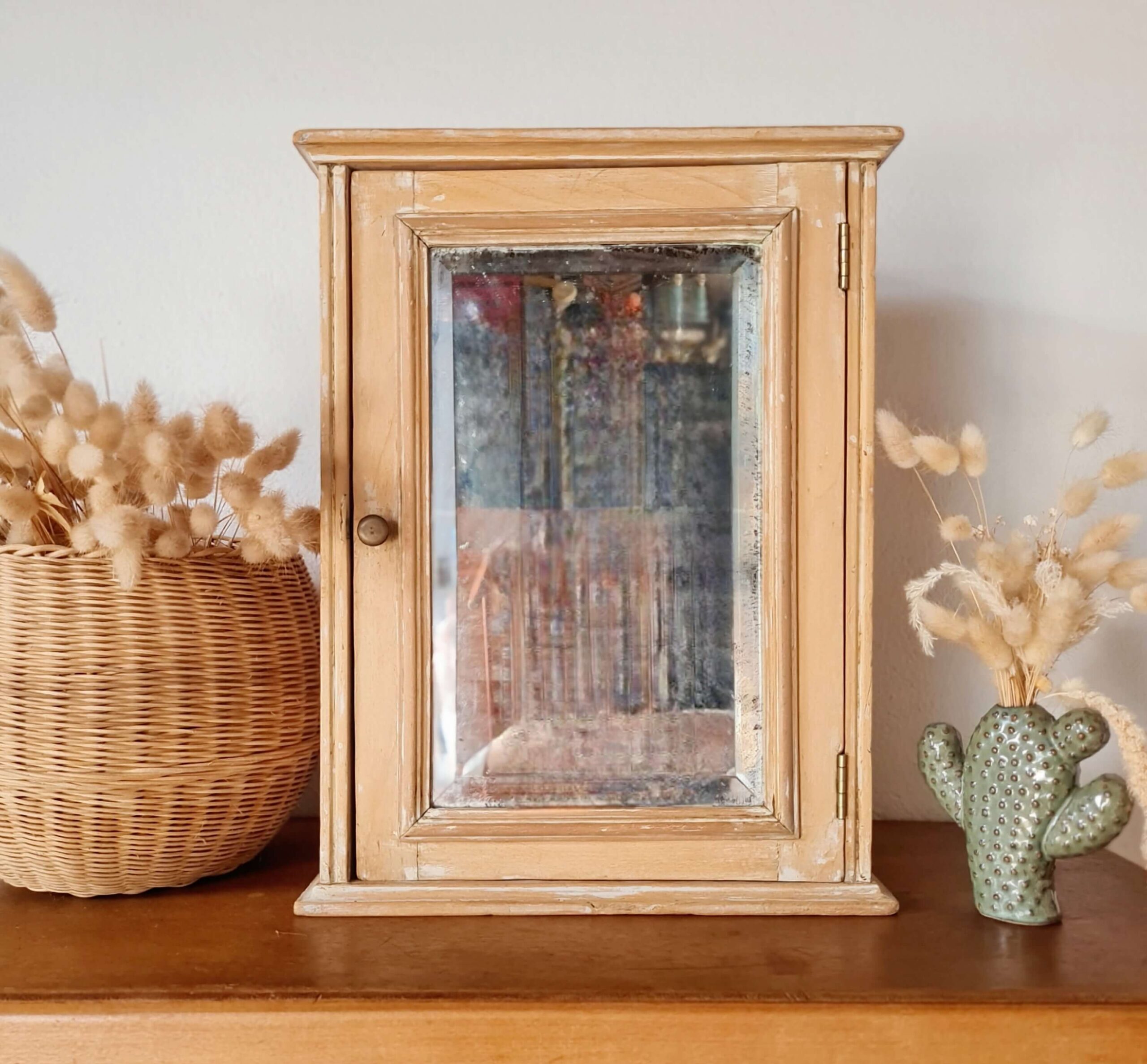 Armoire à pharmacie ancienne avec miroir biseauté