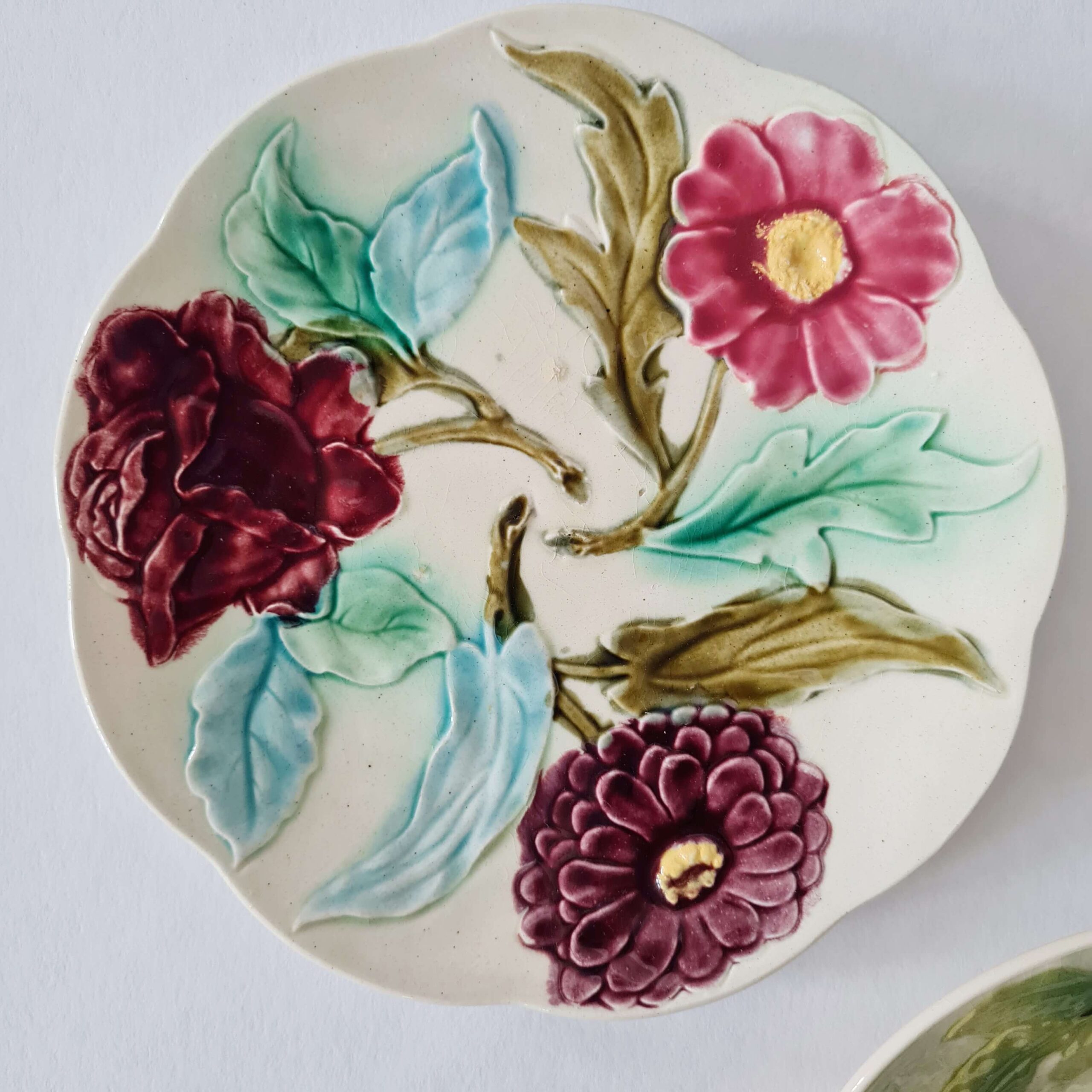 Assiette en barbotine à motifs de fleurs