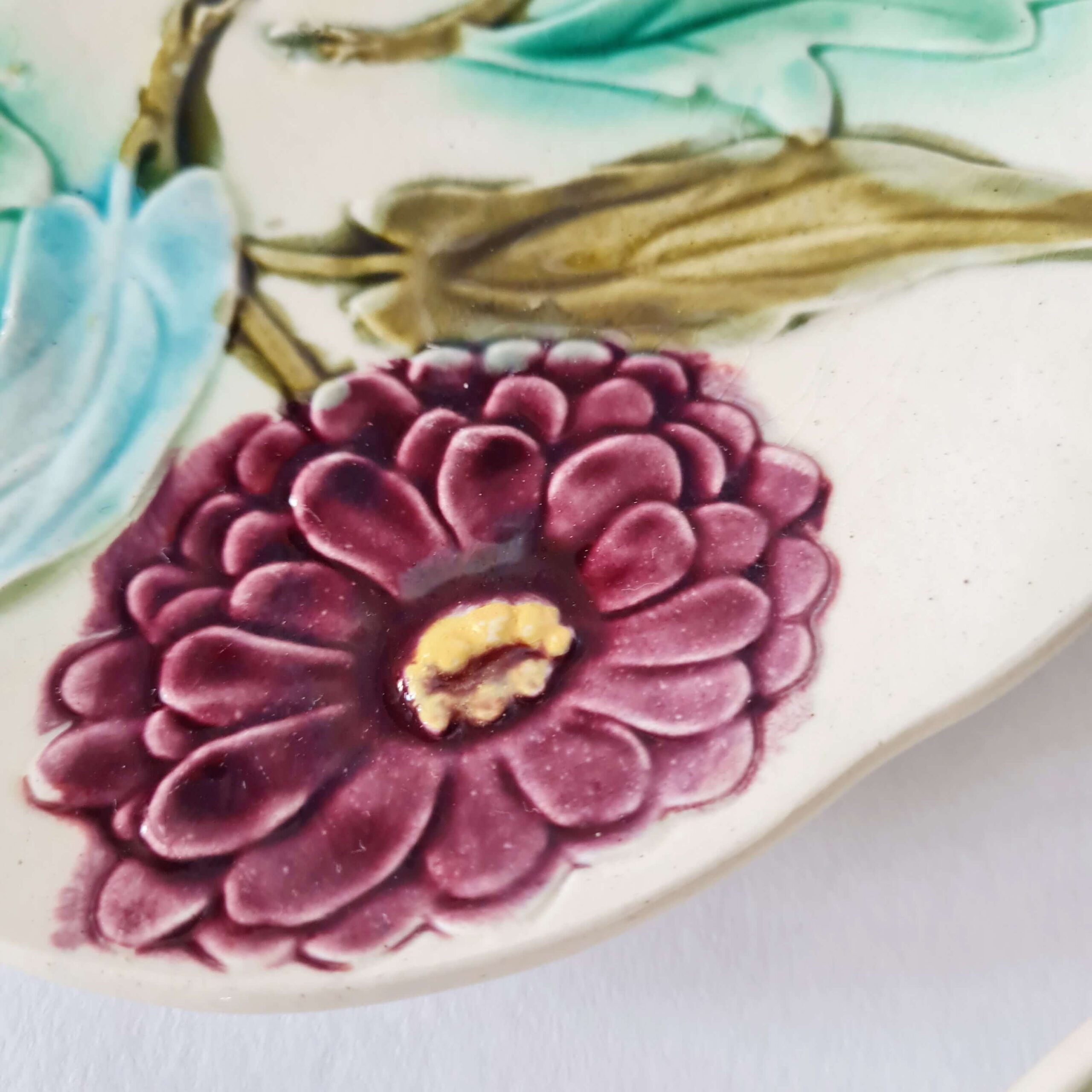 Assiette en barbotine ancienne à motifs de pivoine