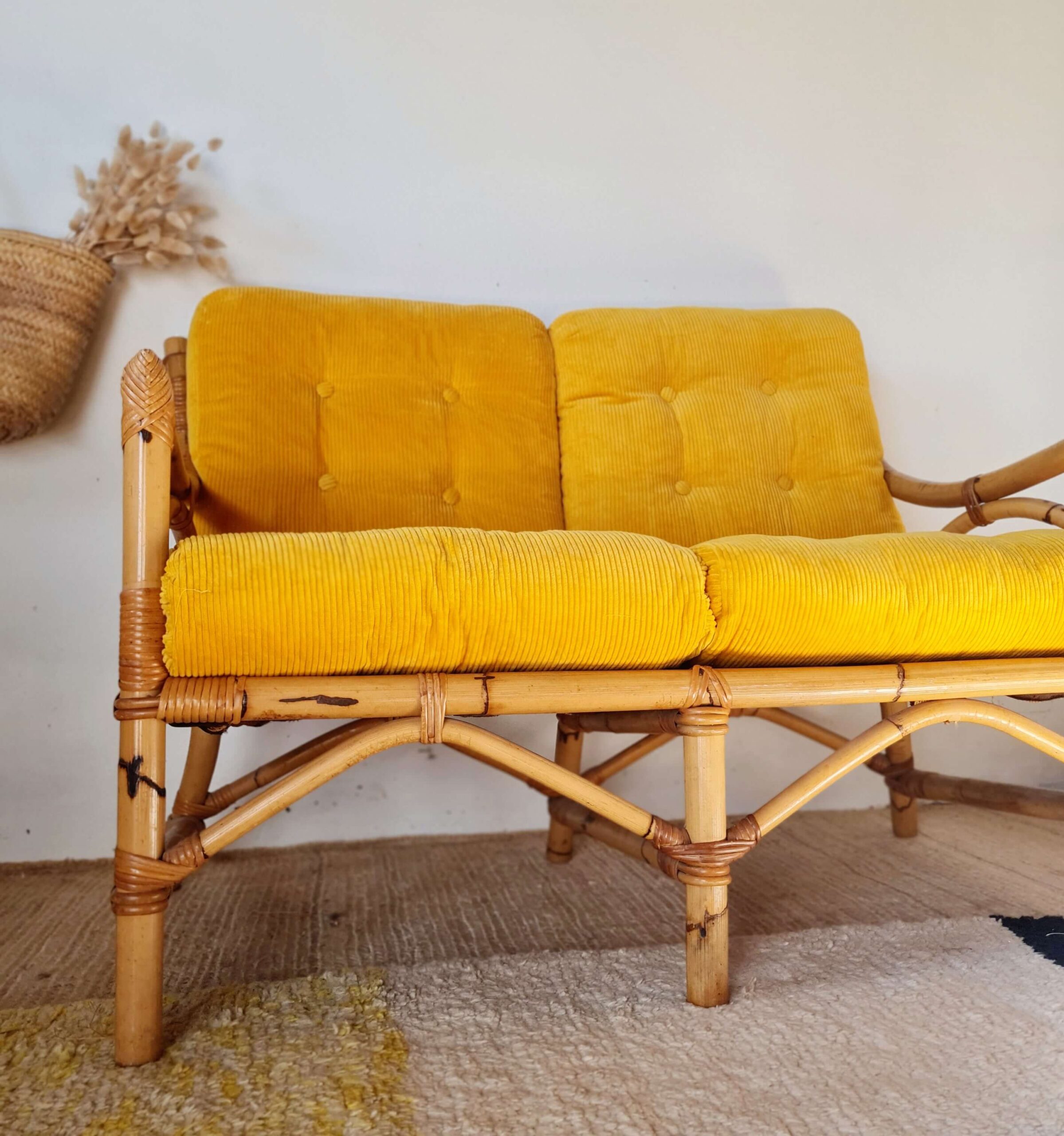 Banquette rotin ancienne coussins jaunes