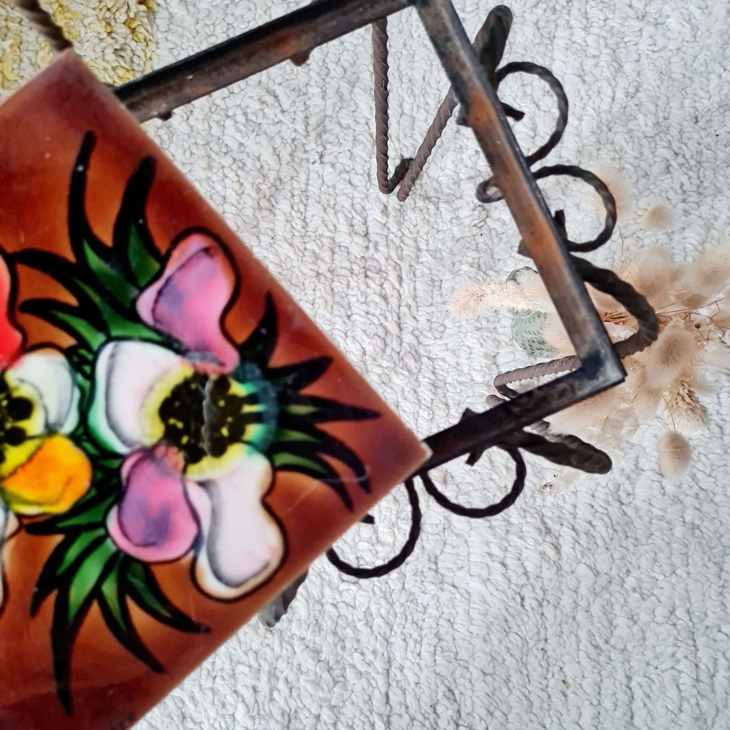 Carreau de céramique motifs fleuris nuances rose pour cette petite chaise ancienne