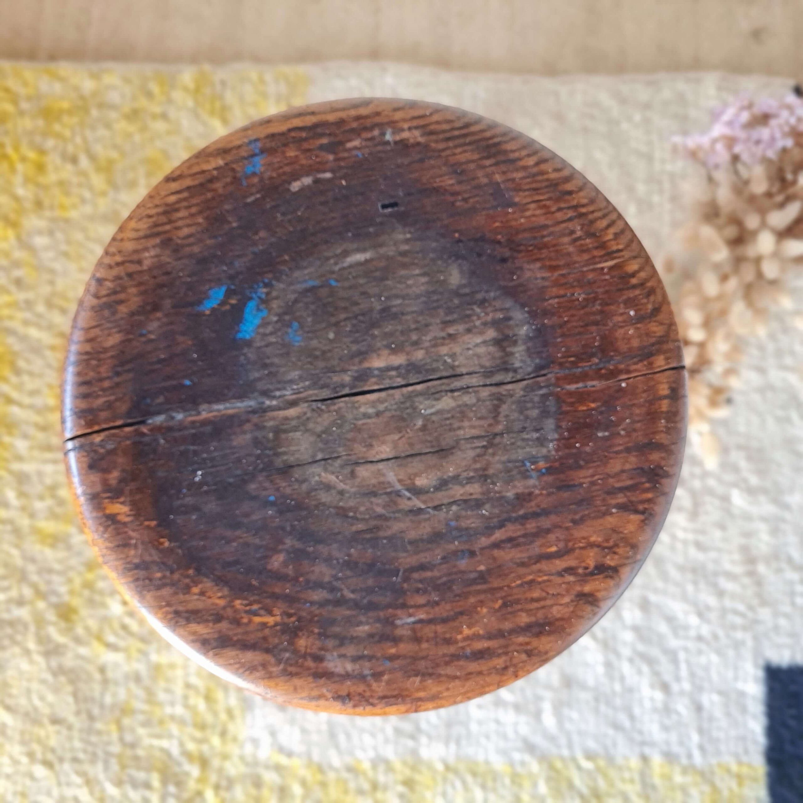 Assise rone section épaisse pour cet ancien tabouret haut d'atelier