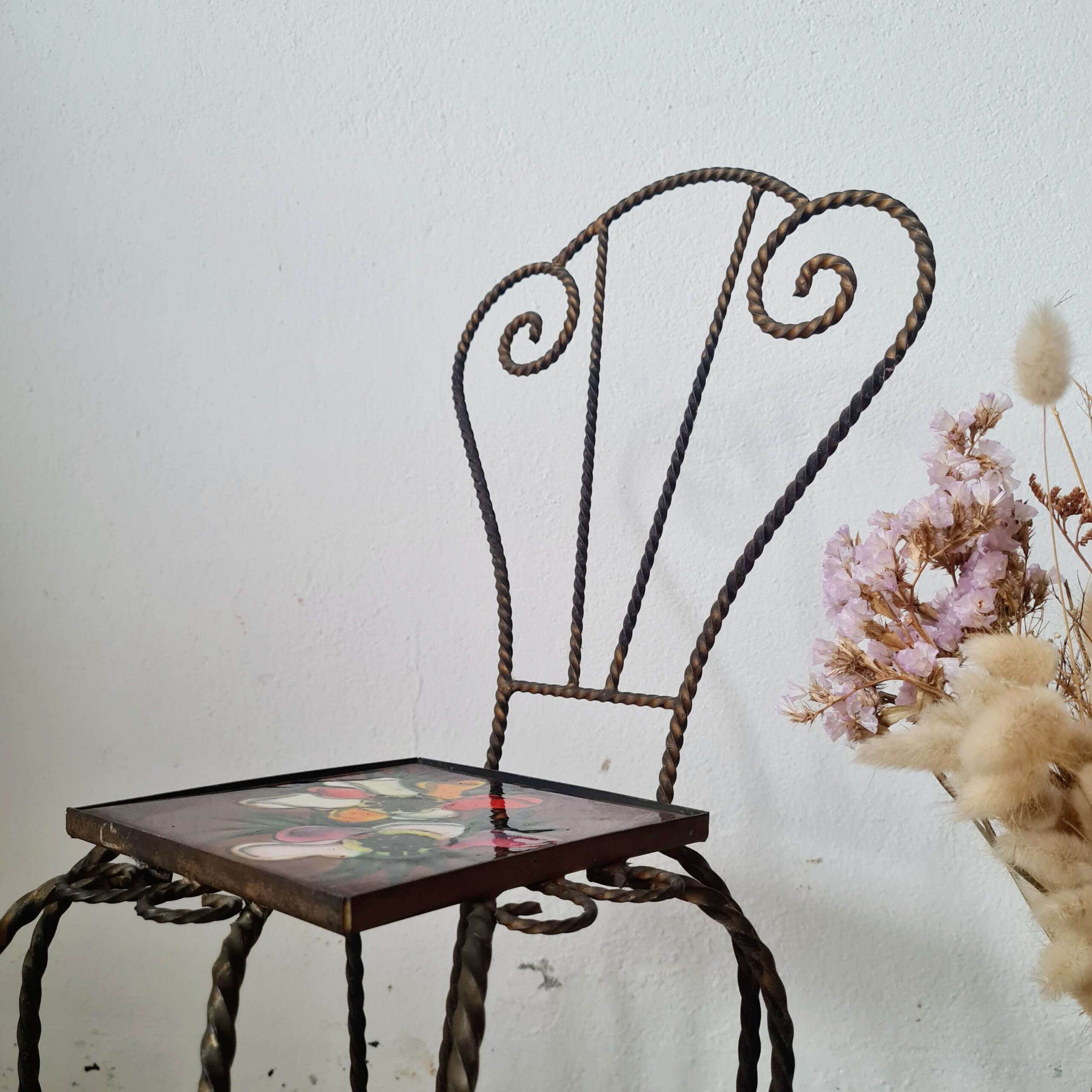 Chaise ancienne ou porte plantes en fer forgé et céramique fleurs