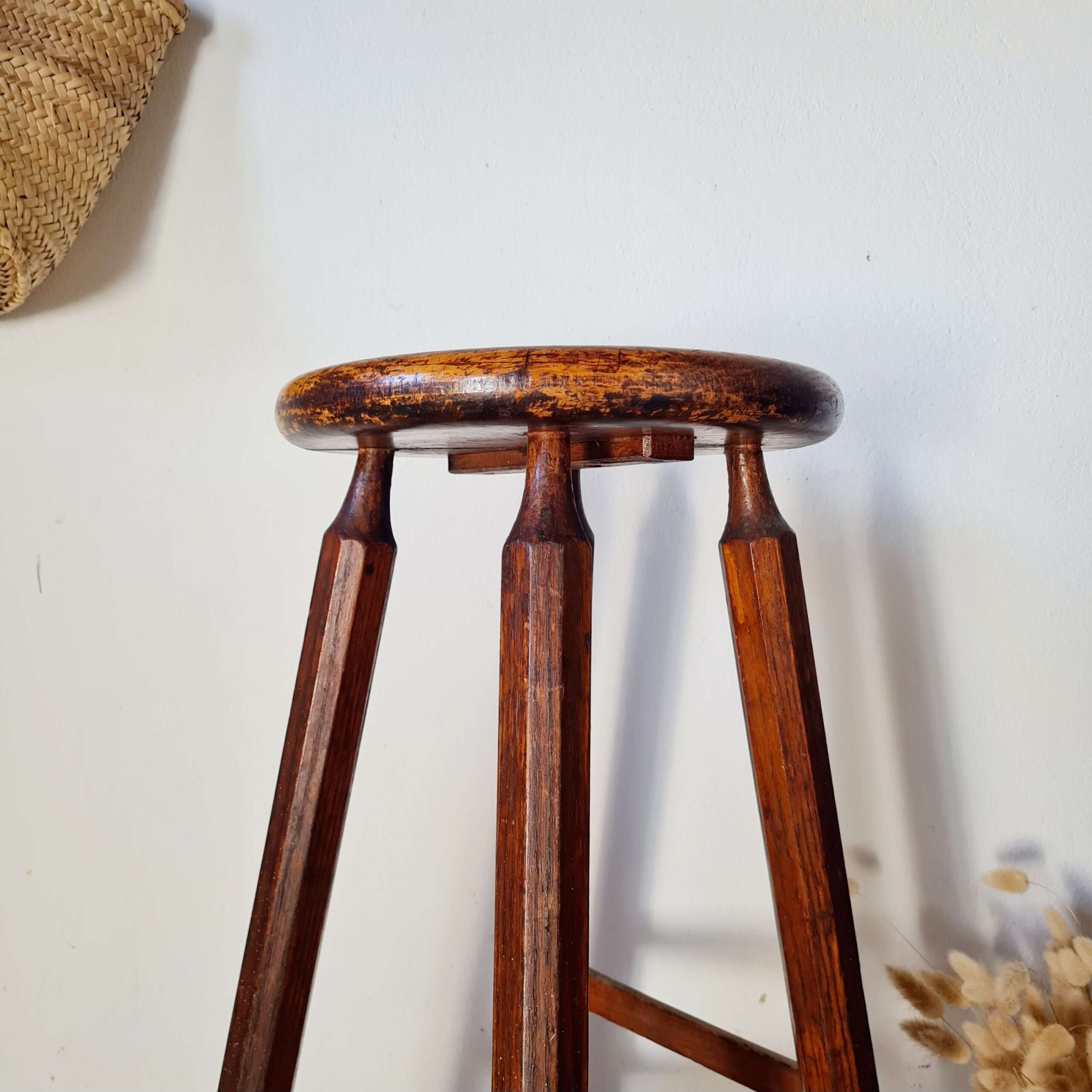 Tabouret d'atelier haut ancien et en bois massif