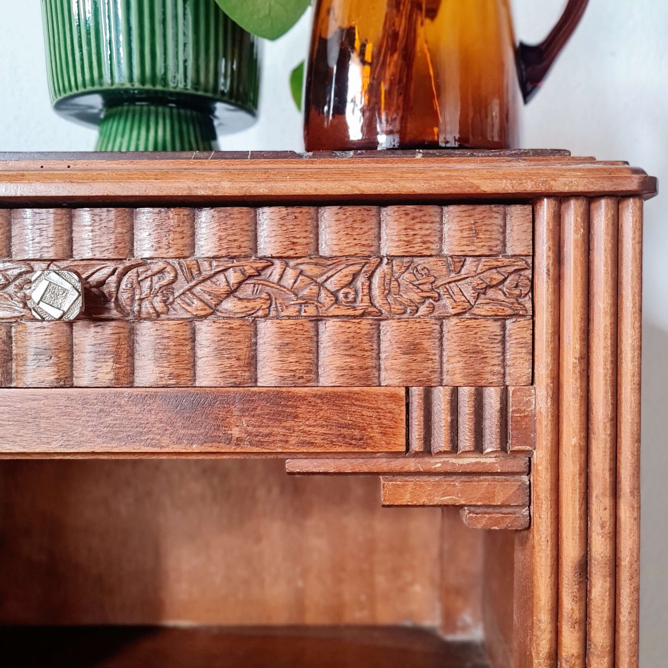 Chevet art déco en bois subtilement travaillé et sculpté