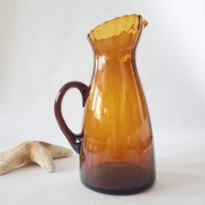 Col dentelé pour cette carafe ancienne
