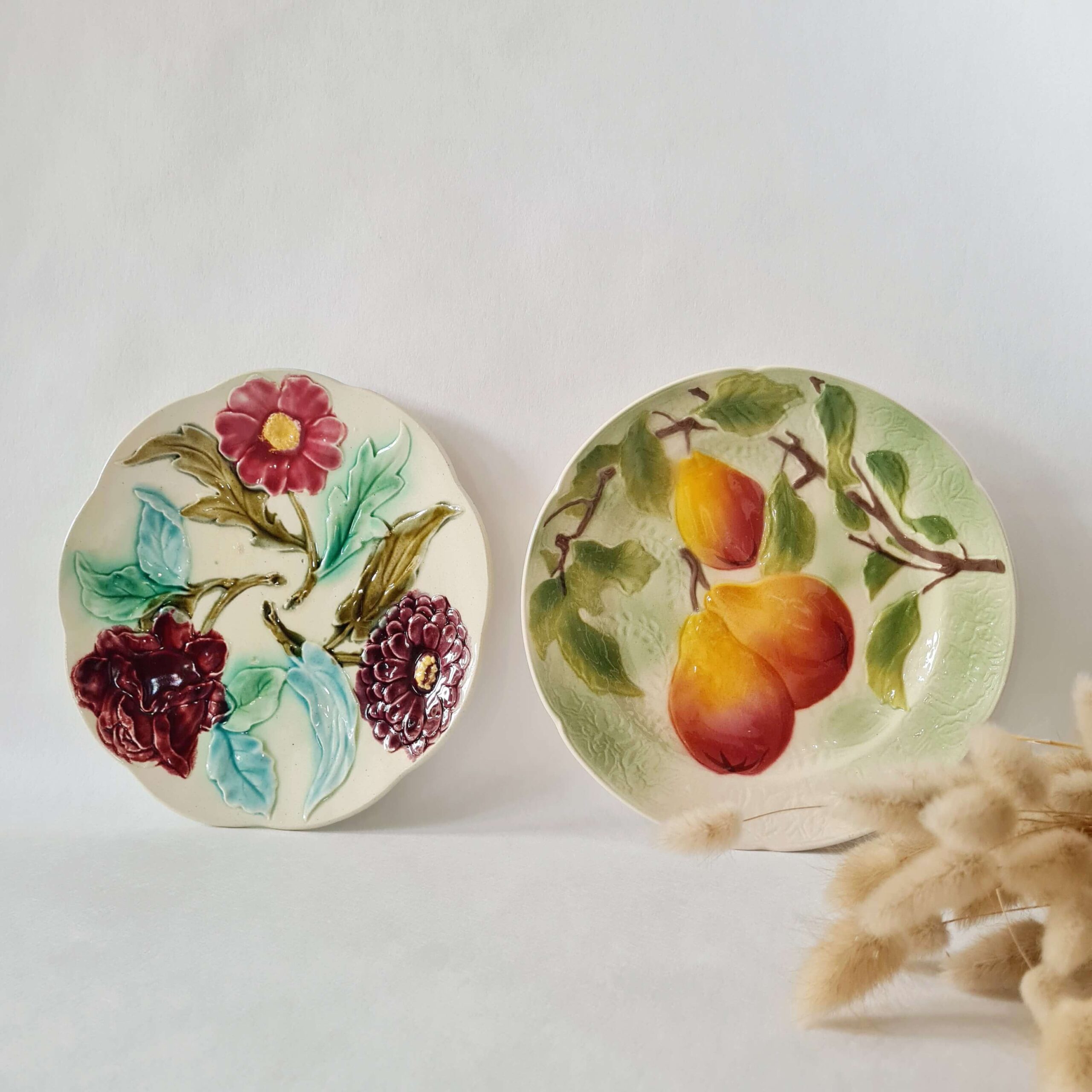Duo d'assiettes en barbotine vintage
