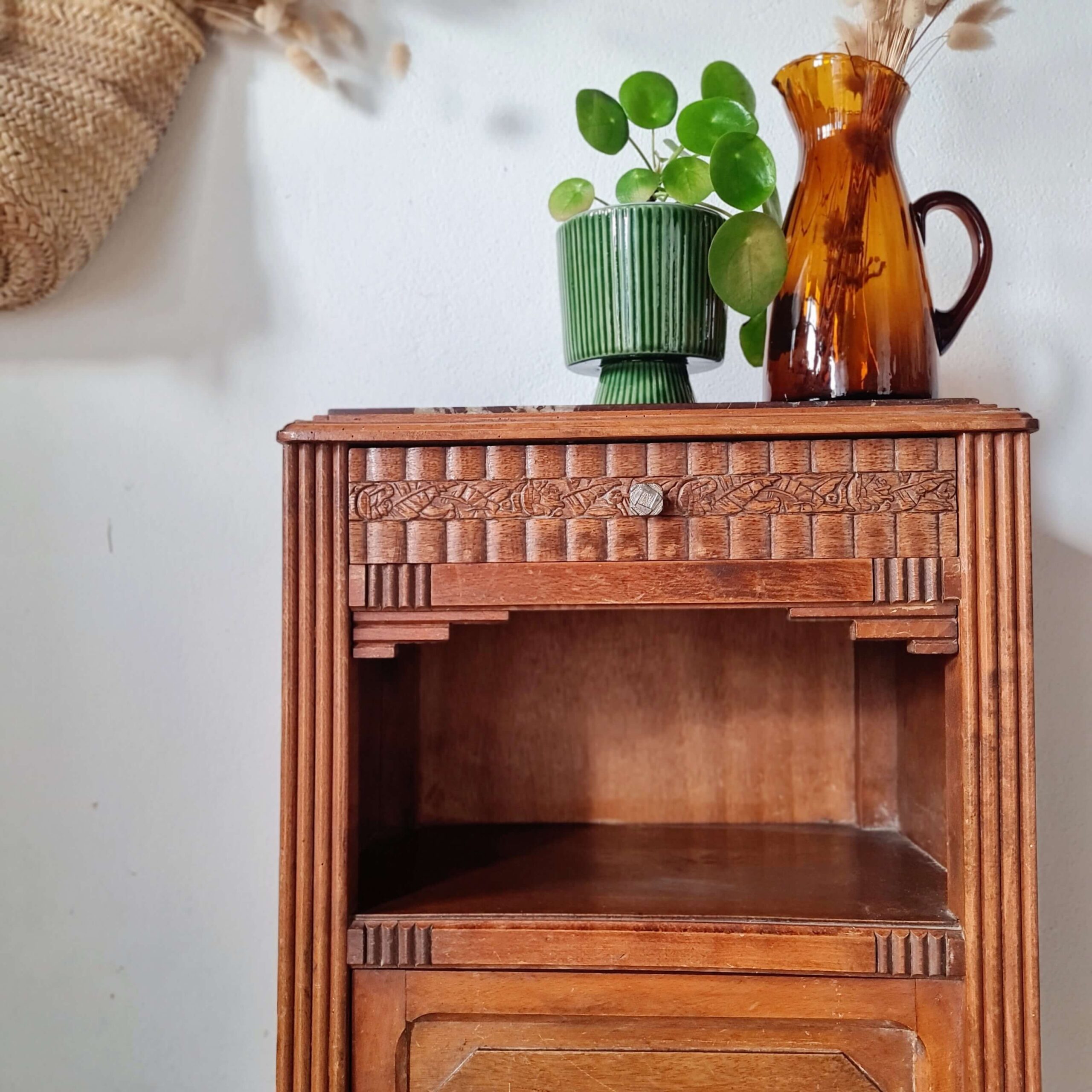 Intérieur de cette table de chevet art déco