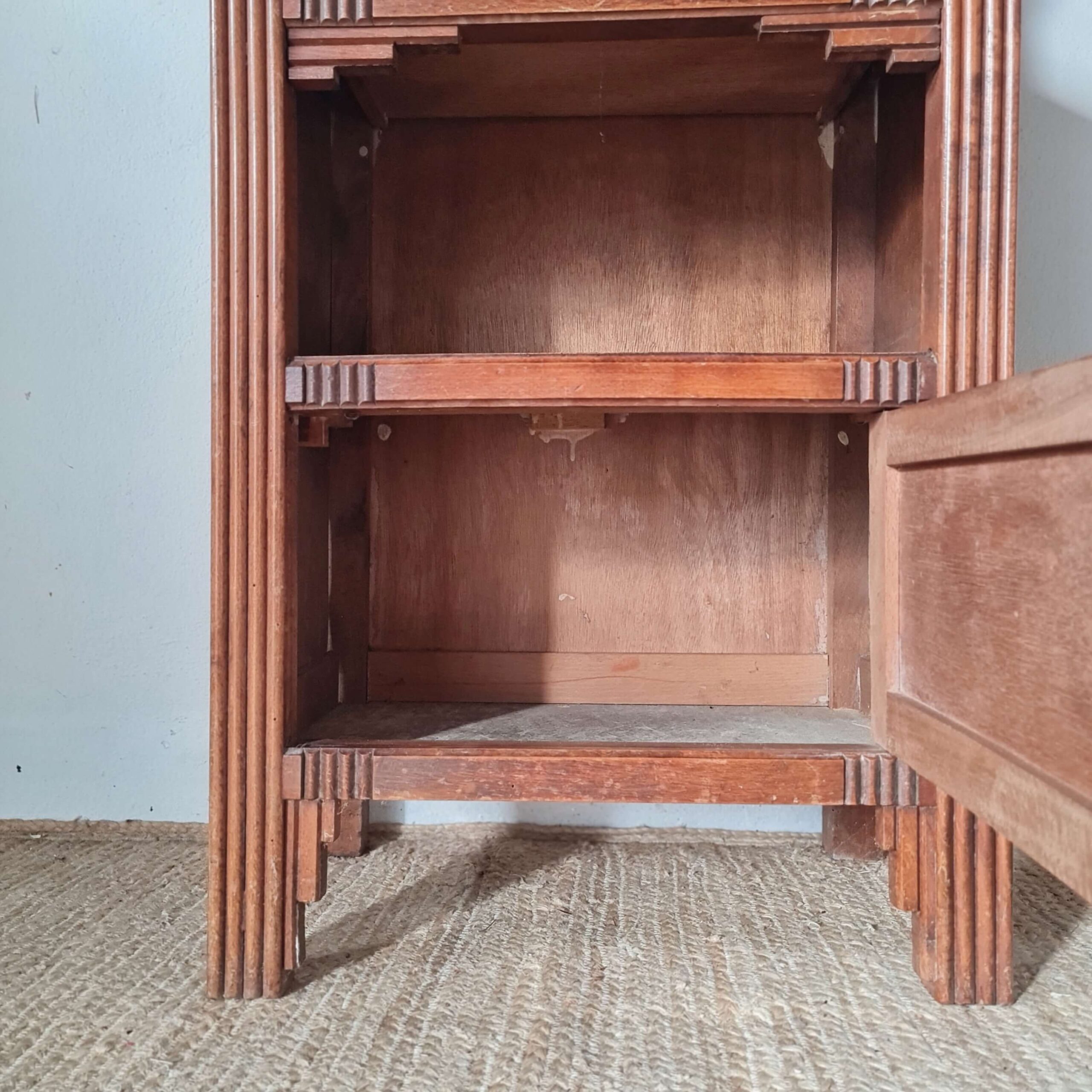 Intérieur de cette table de chevet art déco