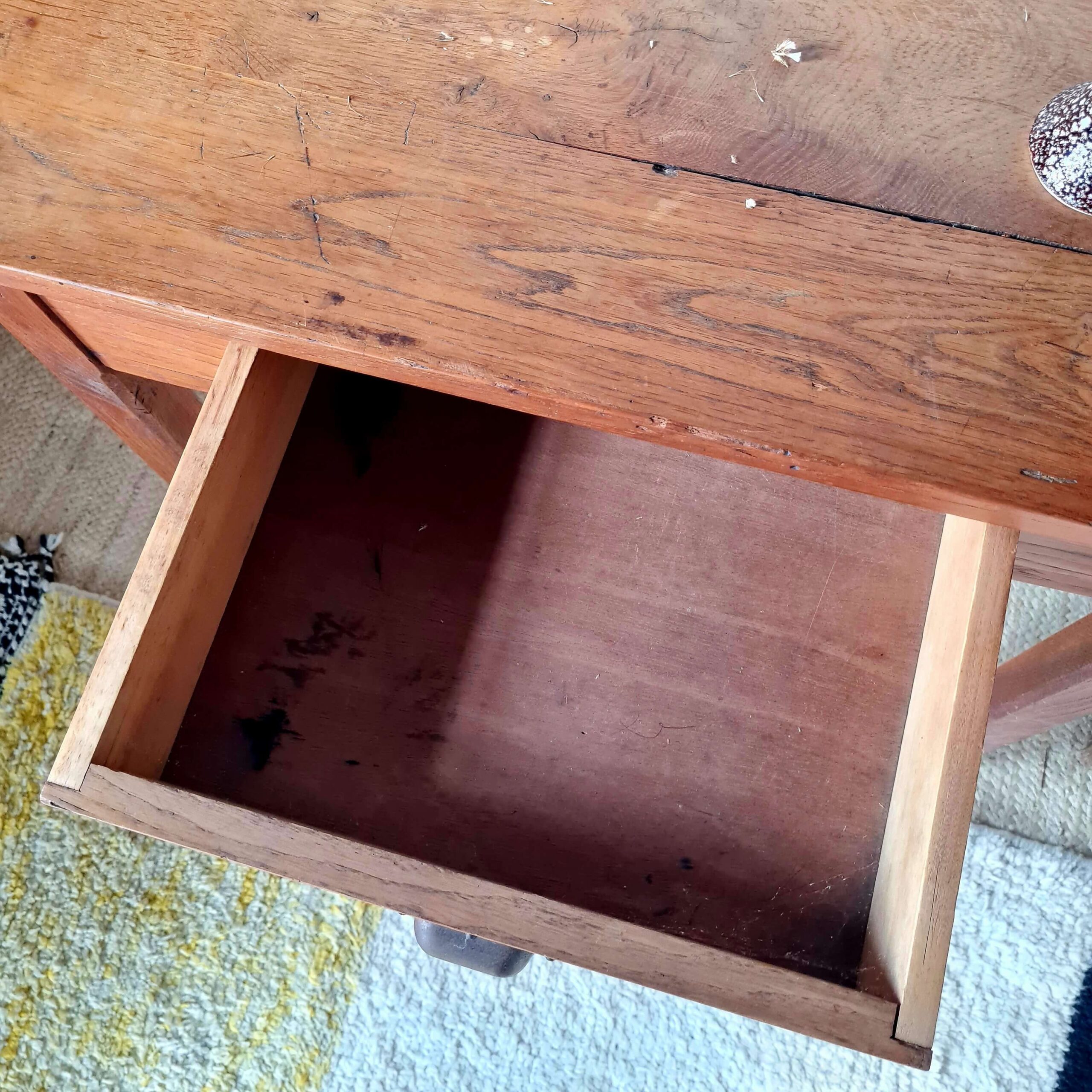 Intérieur tiroir d'une table en bois ancienne