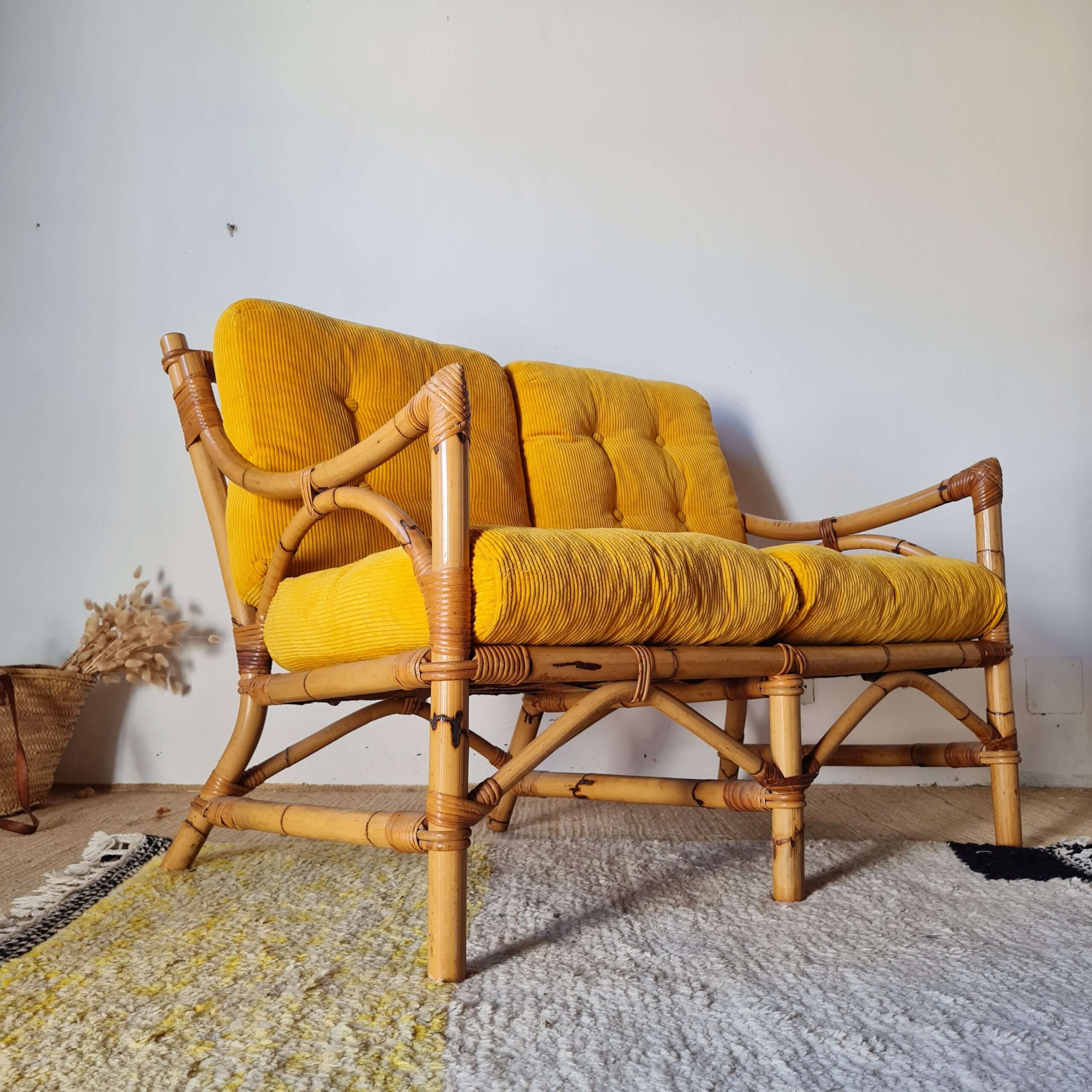 Ligne bohème pour cette banquette en rotin ancienne