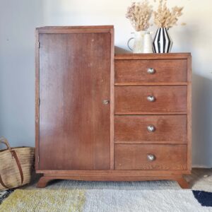 Petite armoire ancienne asymétrique en bois avec quatre tiroirs ronds et une porte