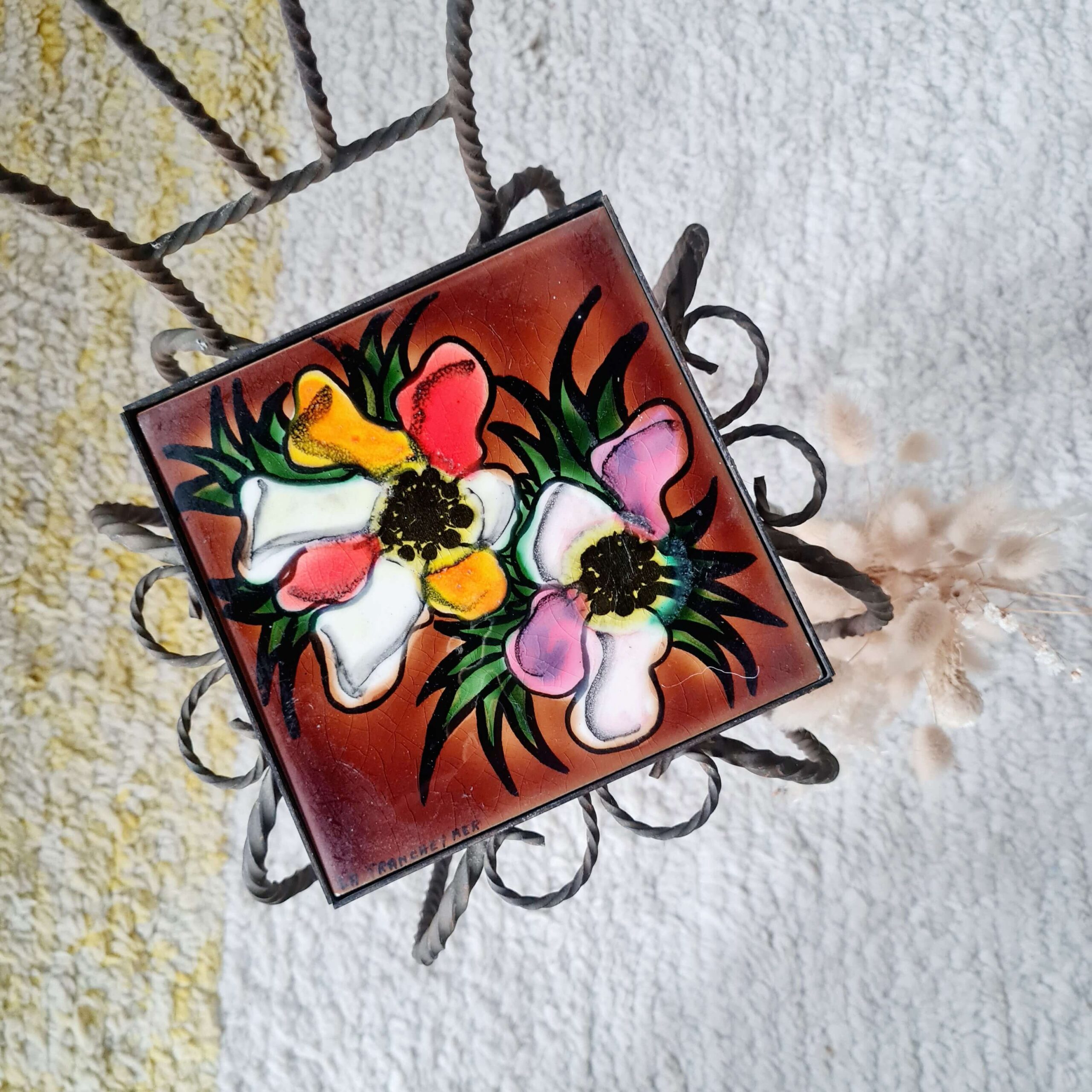 Motif fleuri pour cette sellette ancienne en fer forgé