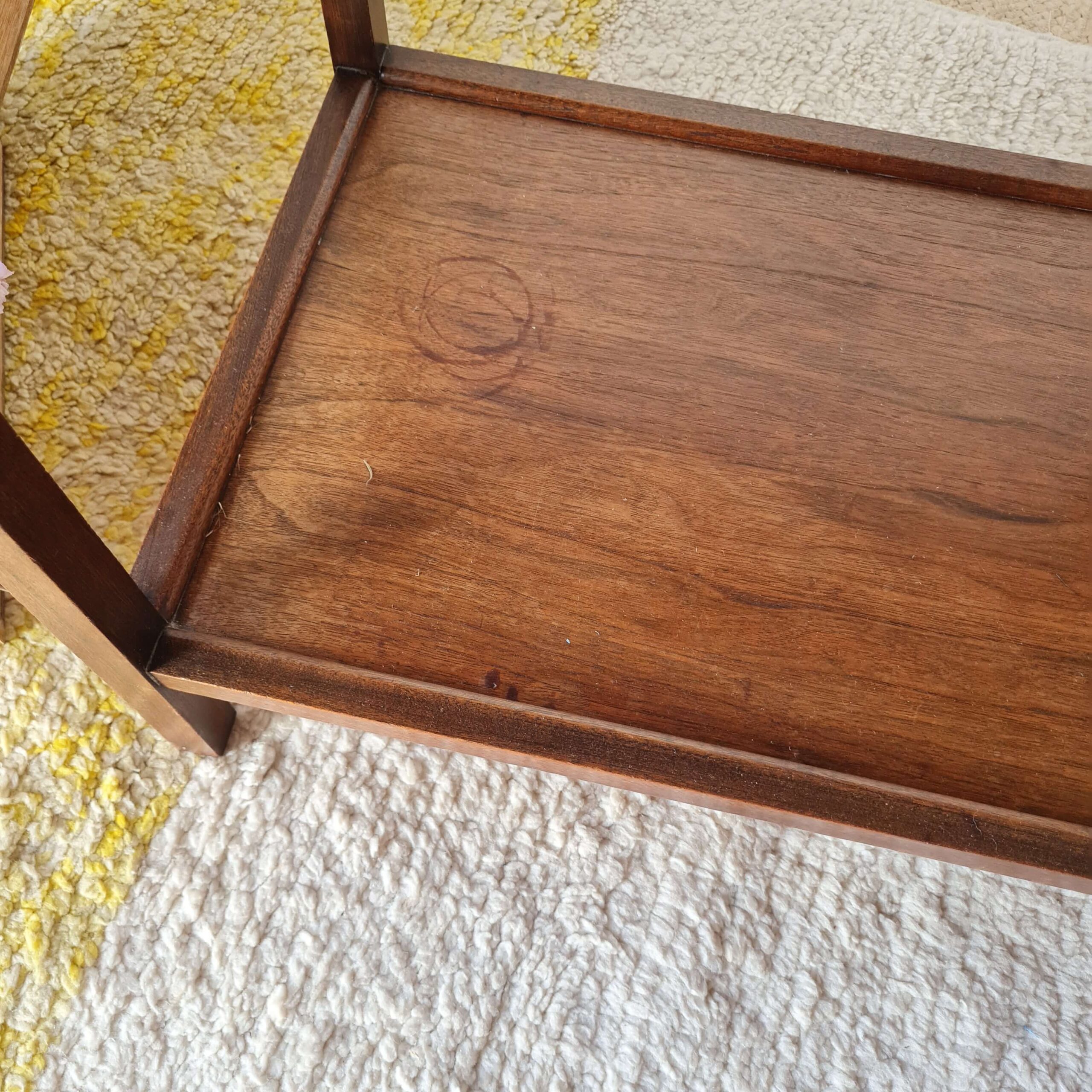 Passage du temps avec auréole sur petite table ancienne