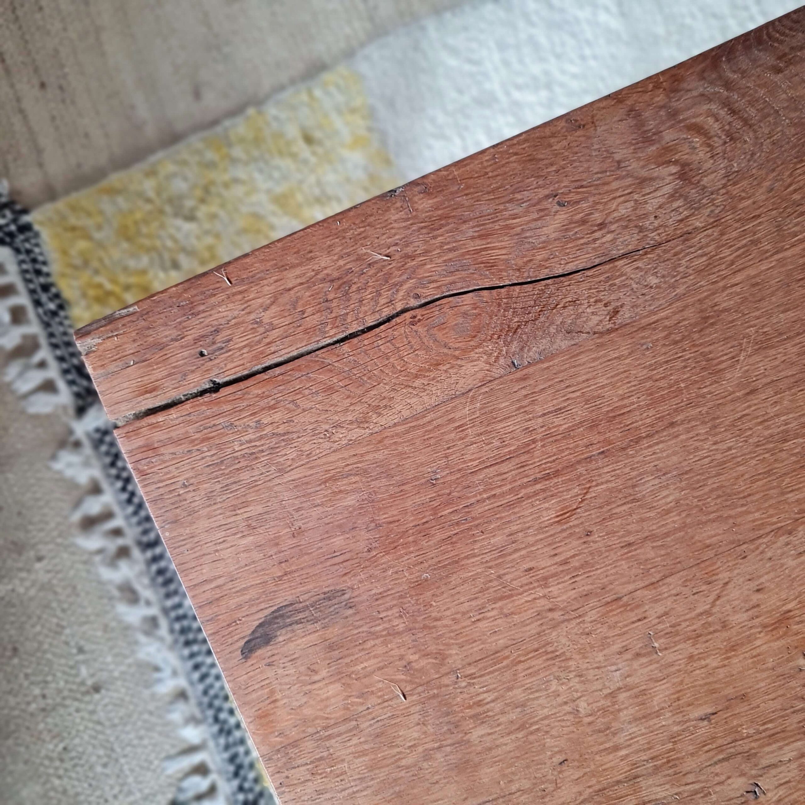 Passage du temps pour cette table en bois vintage