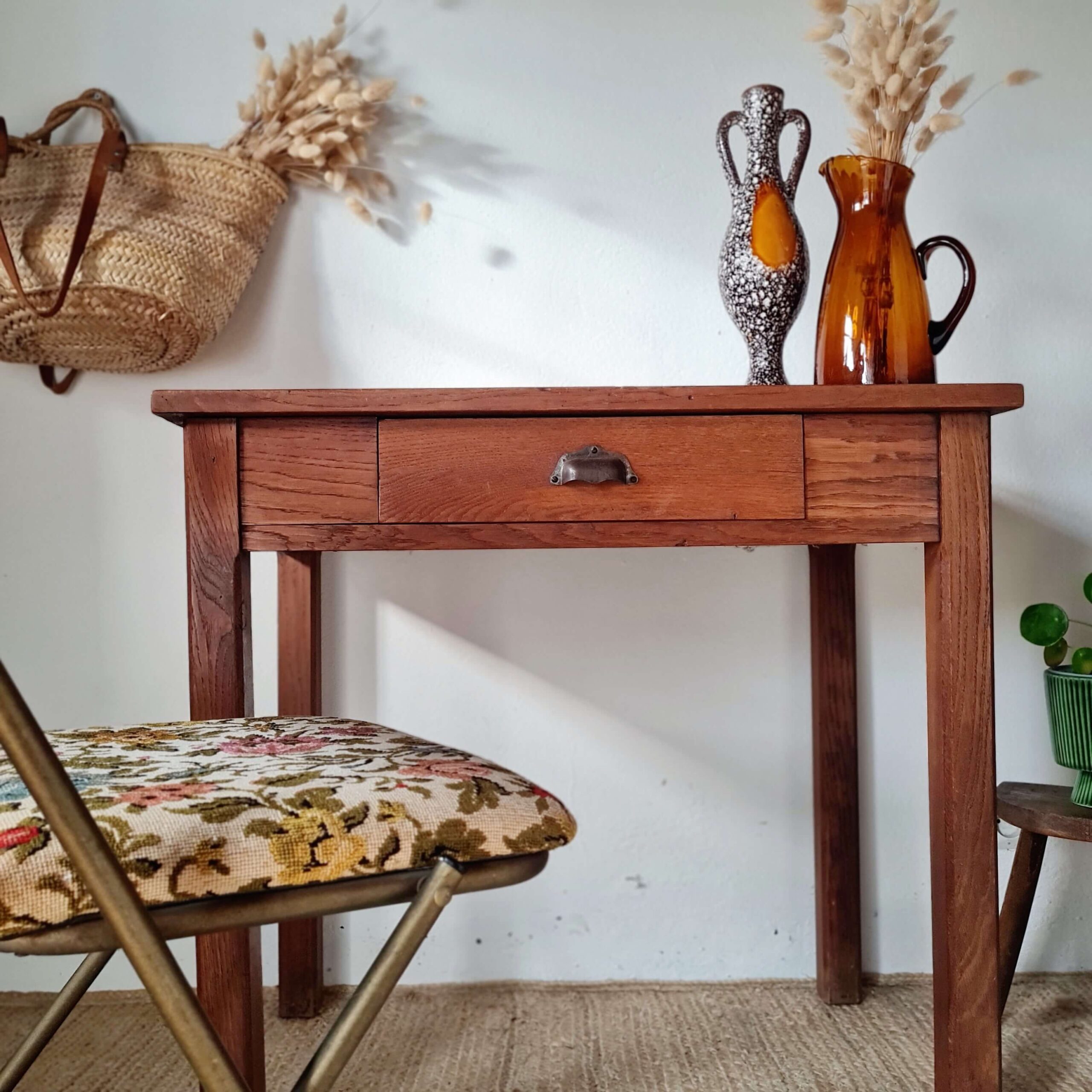 Petit bureau inspirant que cette table en bois ancienne