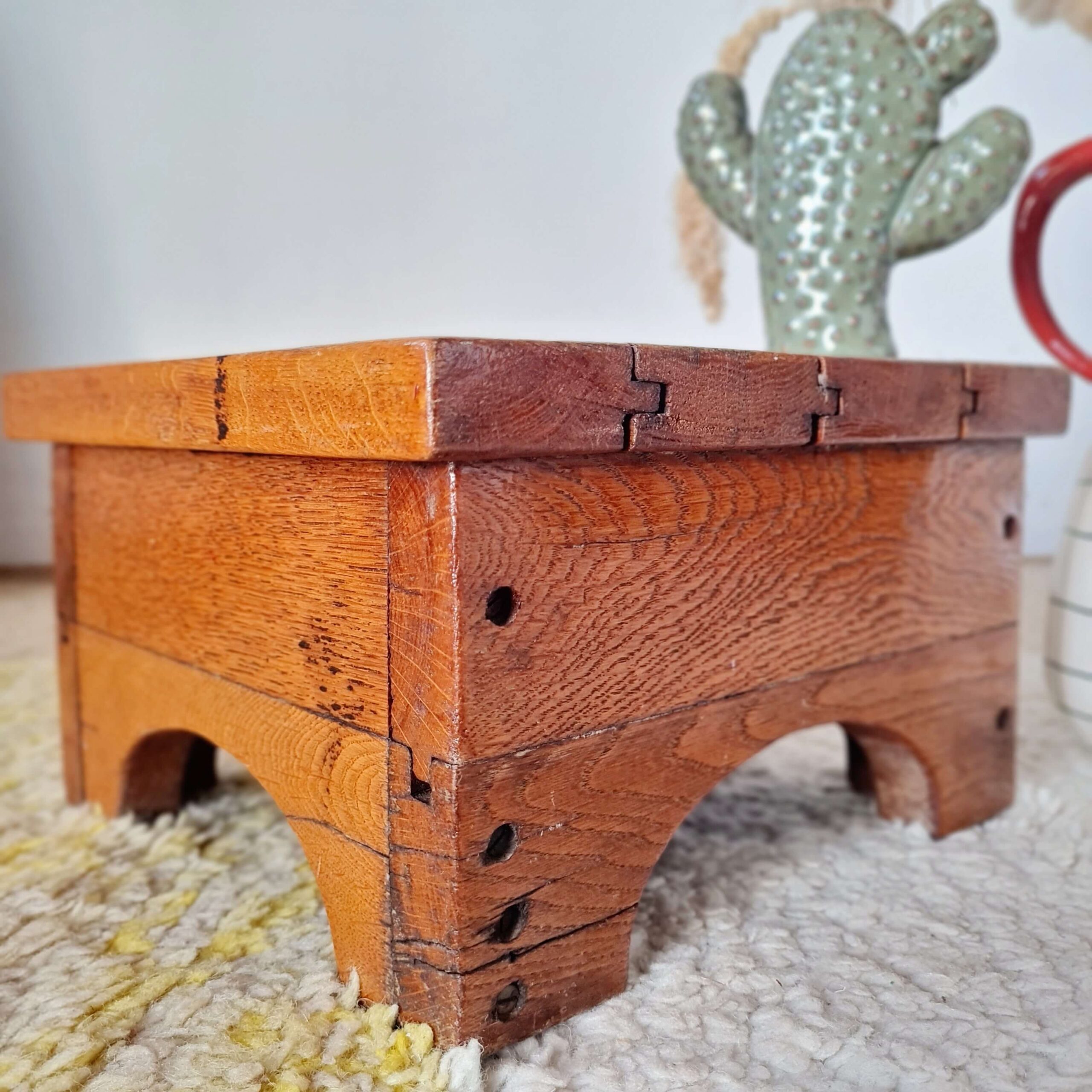 Petit banc ancien en bois massif