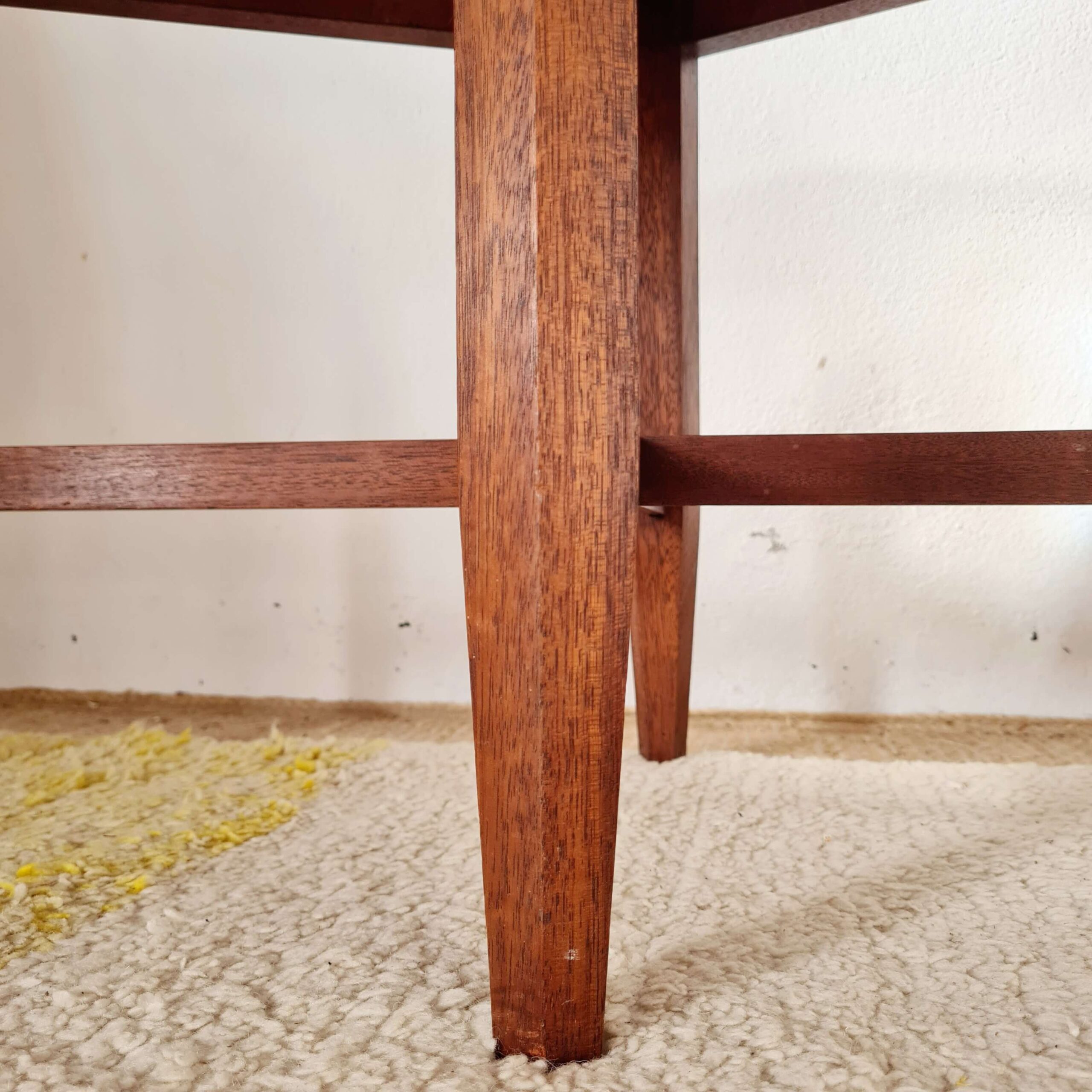 Zoom sur le piétement évasé et affiné de la table basse vintage