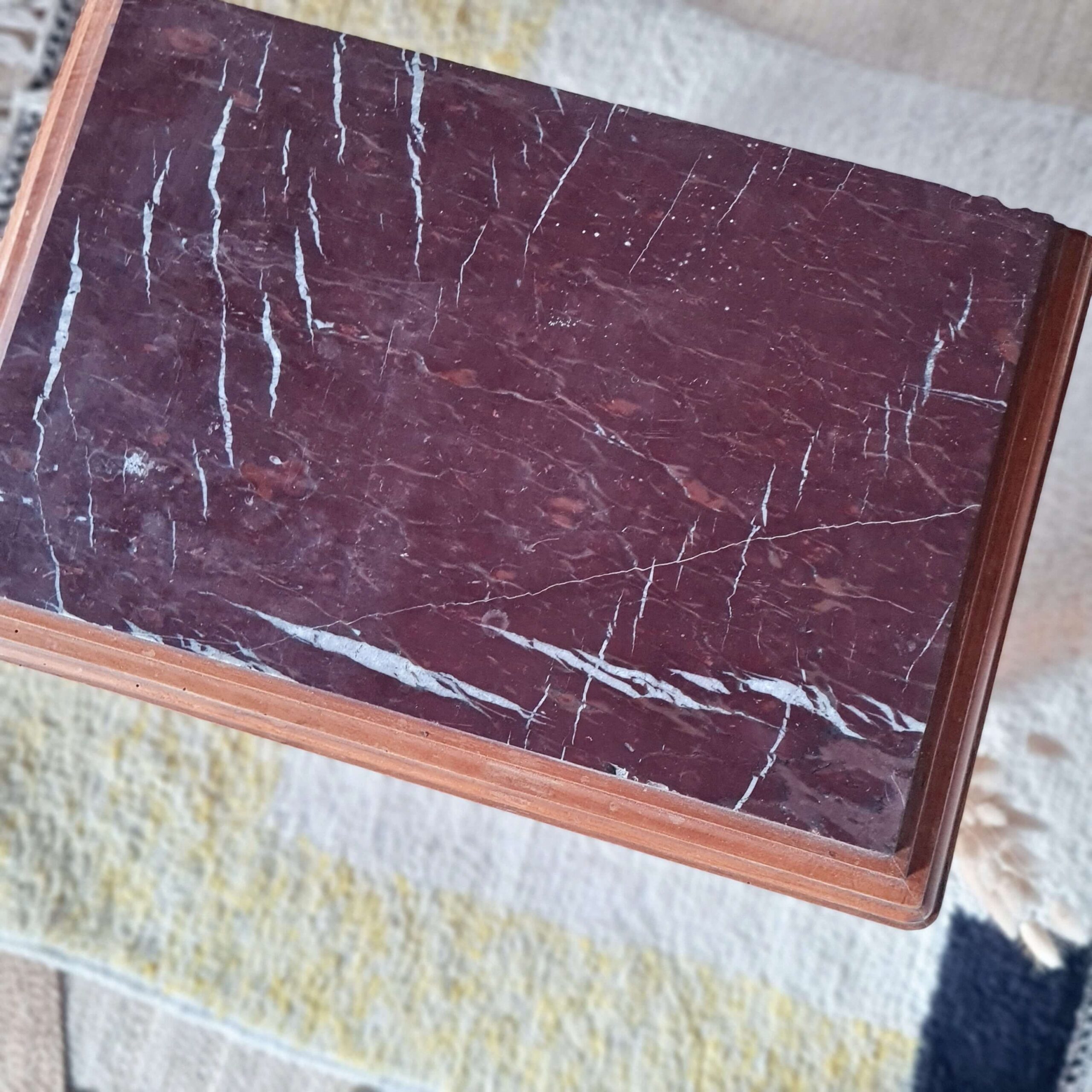 Plaque de marbre bordeau