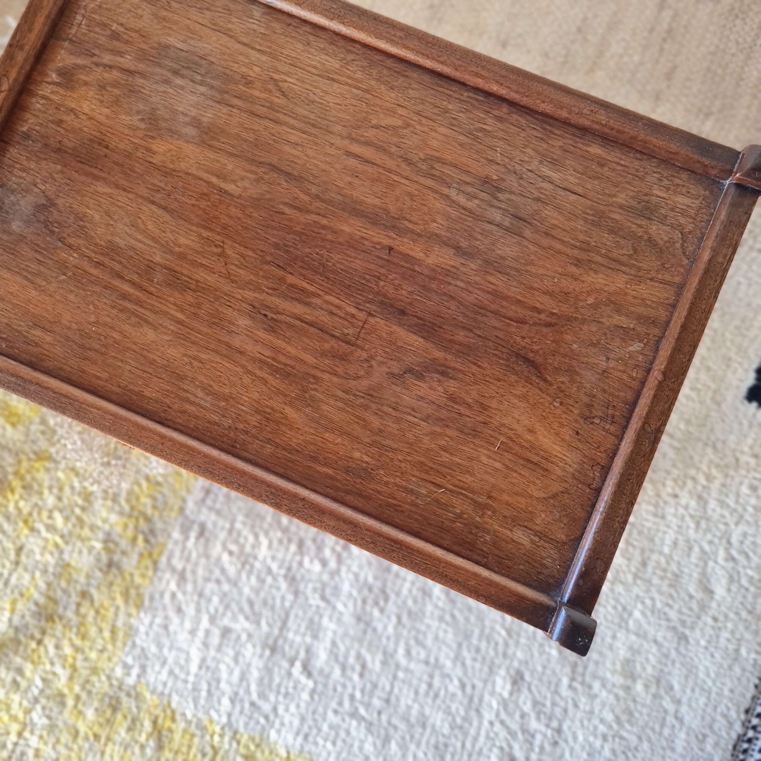 Plateau en bois d'une table en bois vintage