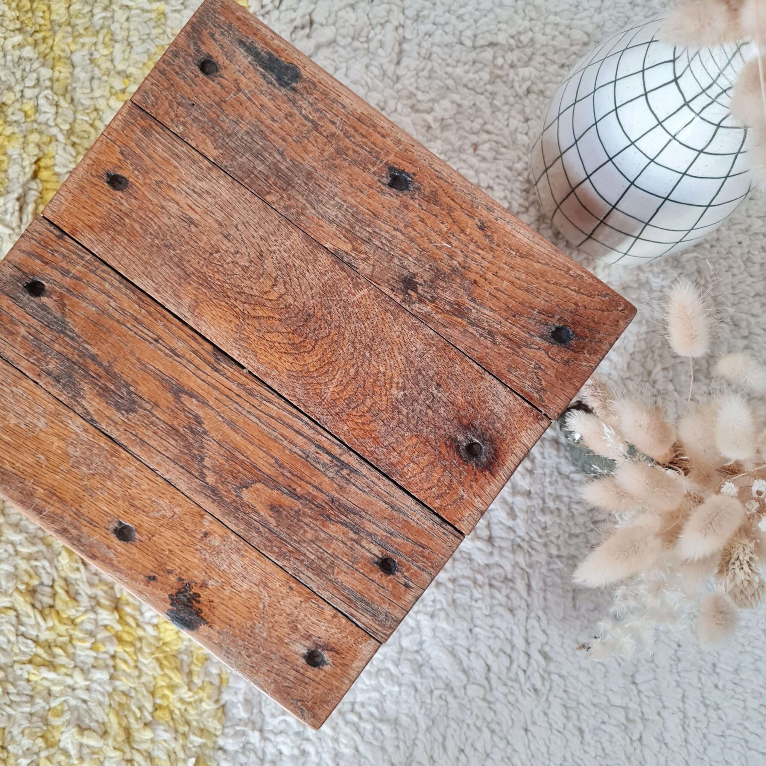Plateau en bois massif pour ce mini banc de ferme ancien en bois
