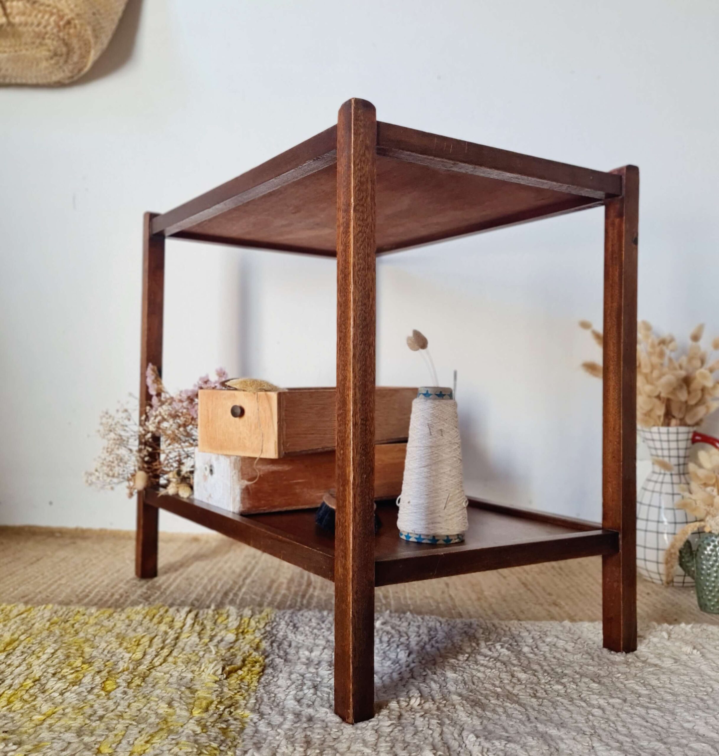 Profil d'une petite table ancienne en bois
