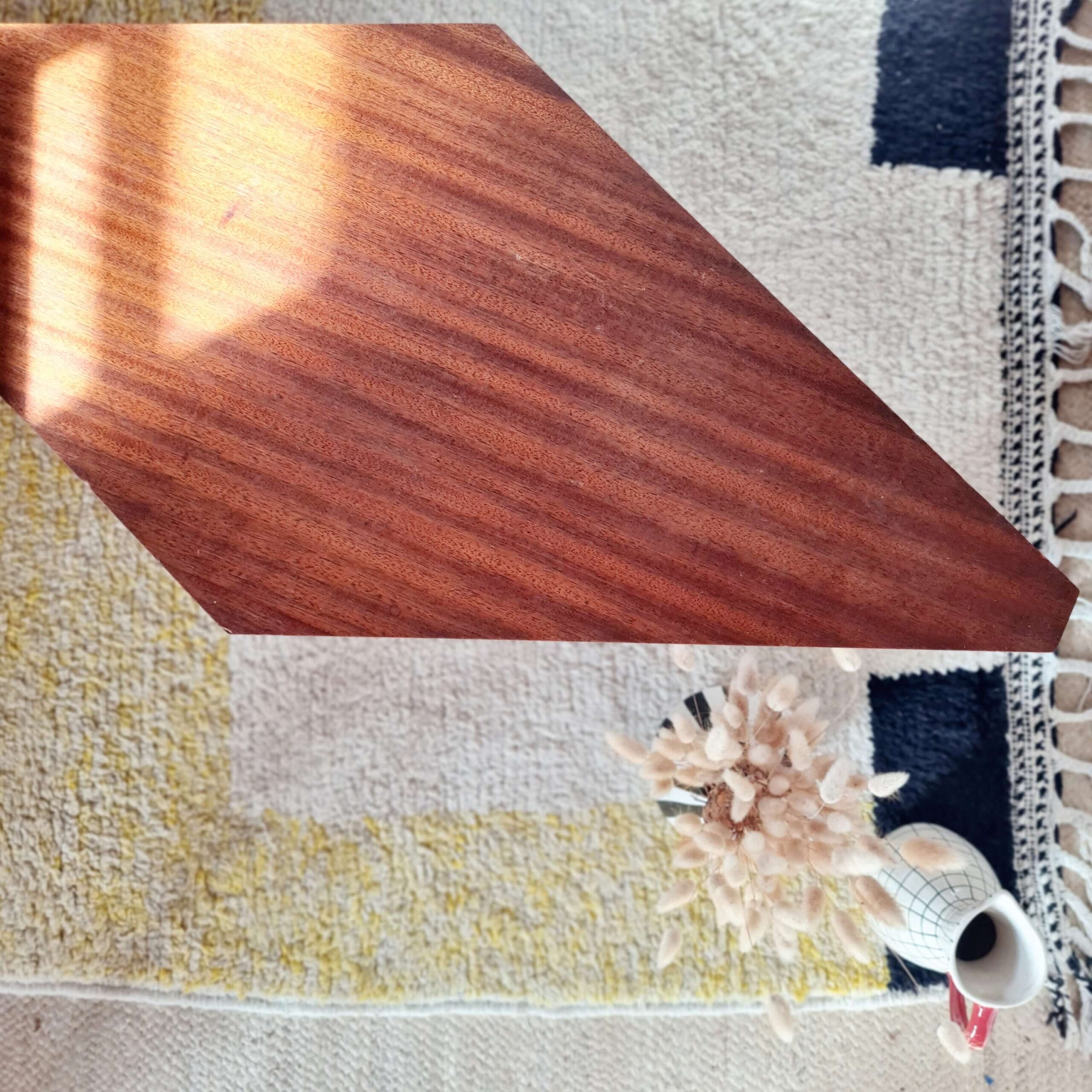 Détail de la découpe en pointe du plateau géométrique en bois vintage