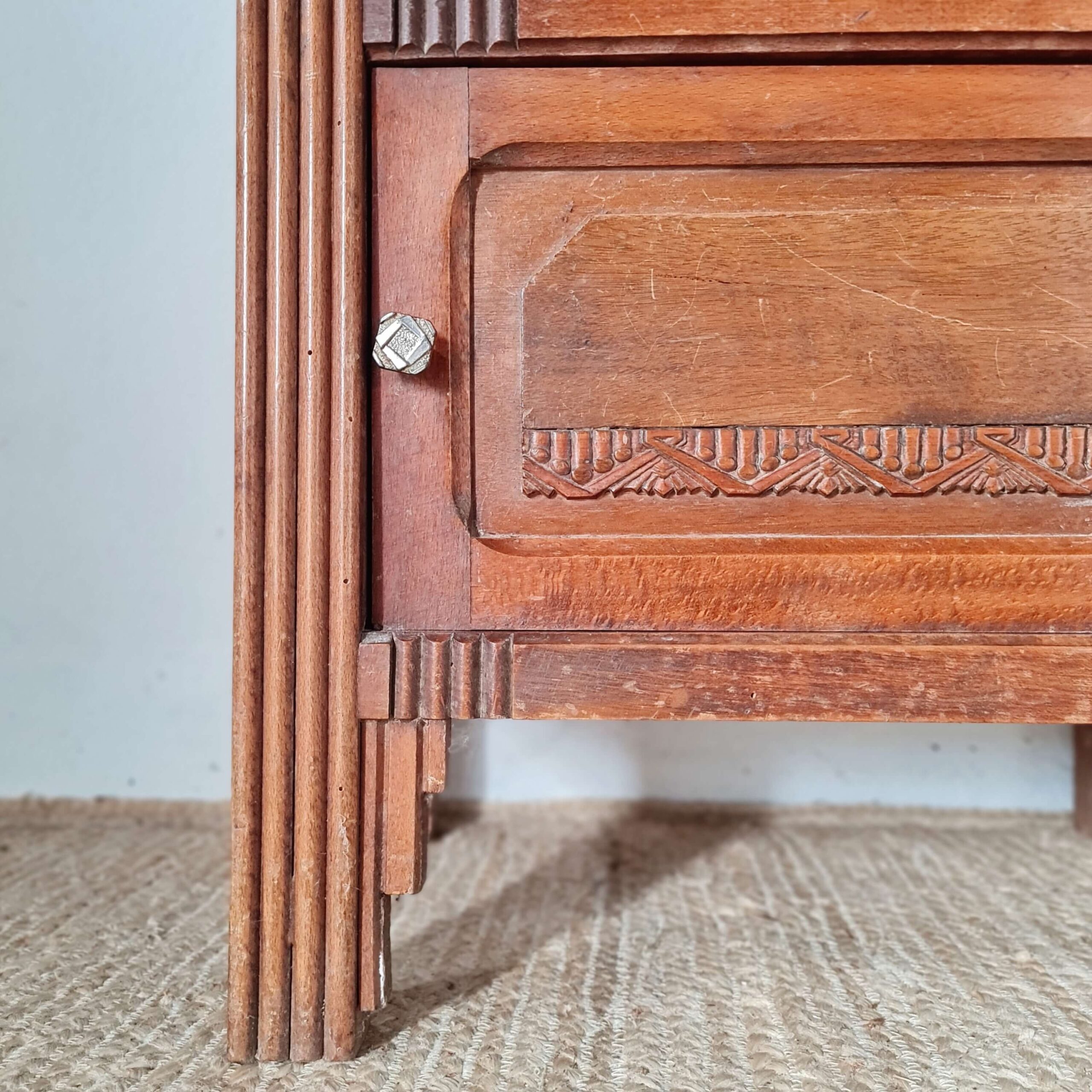 Ravissant travail du bois pour cet ancien chevet art déco