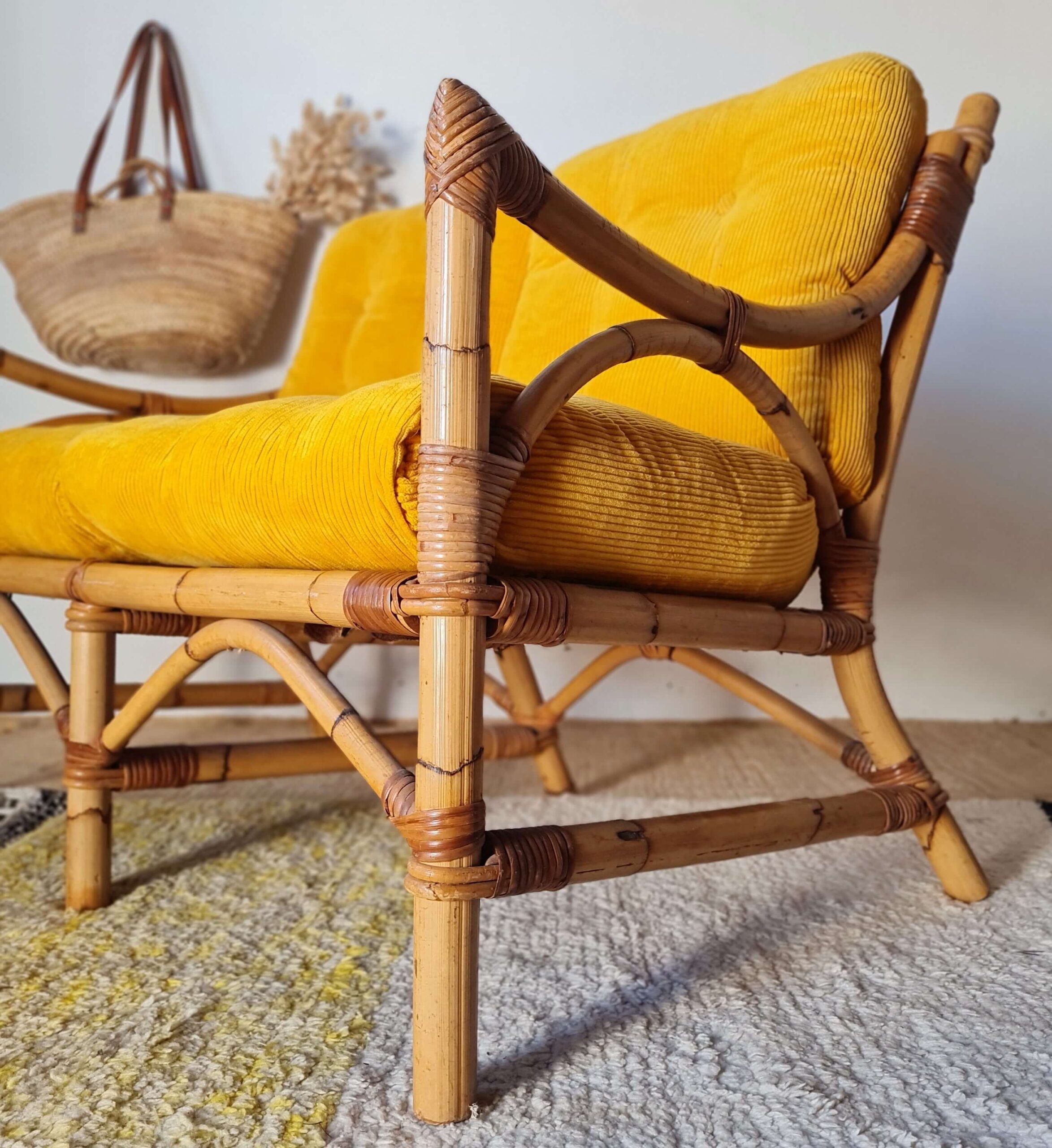 Sublime ligne pour cette ancienne banquette en rotin des années 60