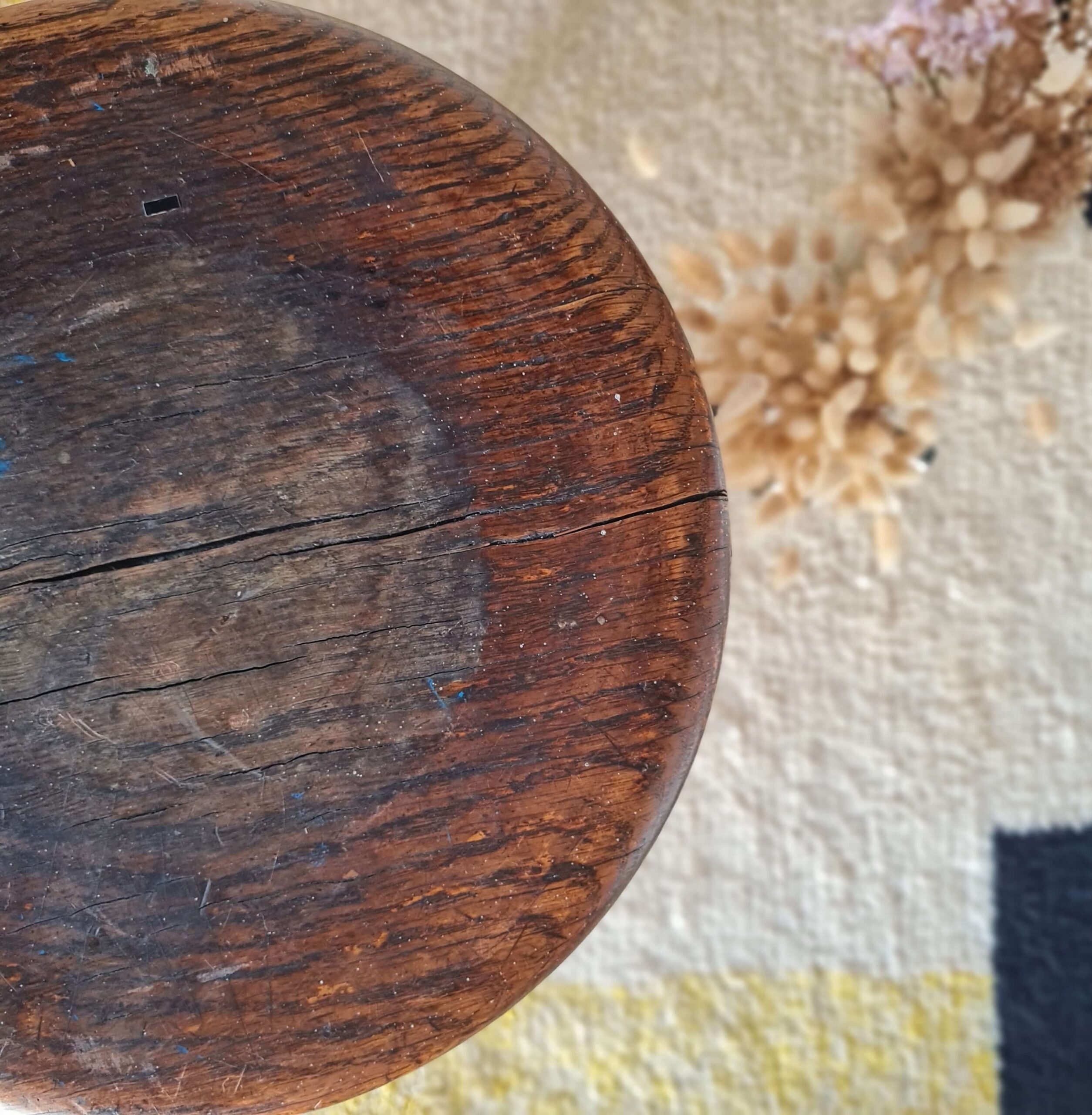 Patine profonde chargée d'histoire pour cet ancien tabouret d'atelier ancien