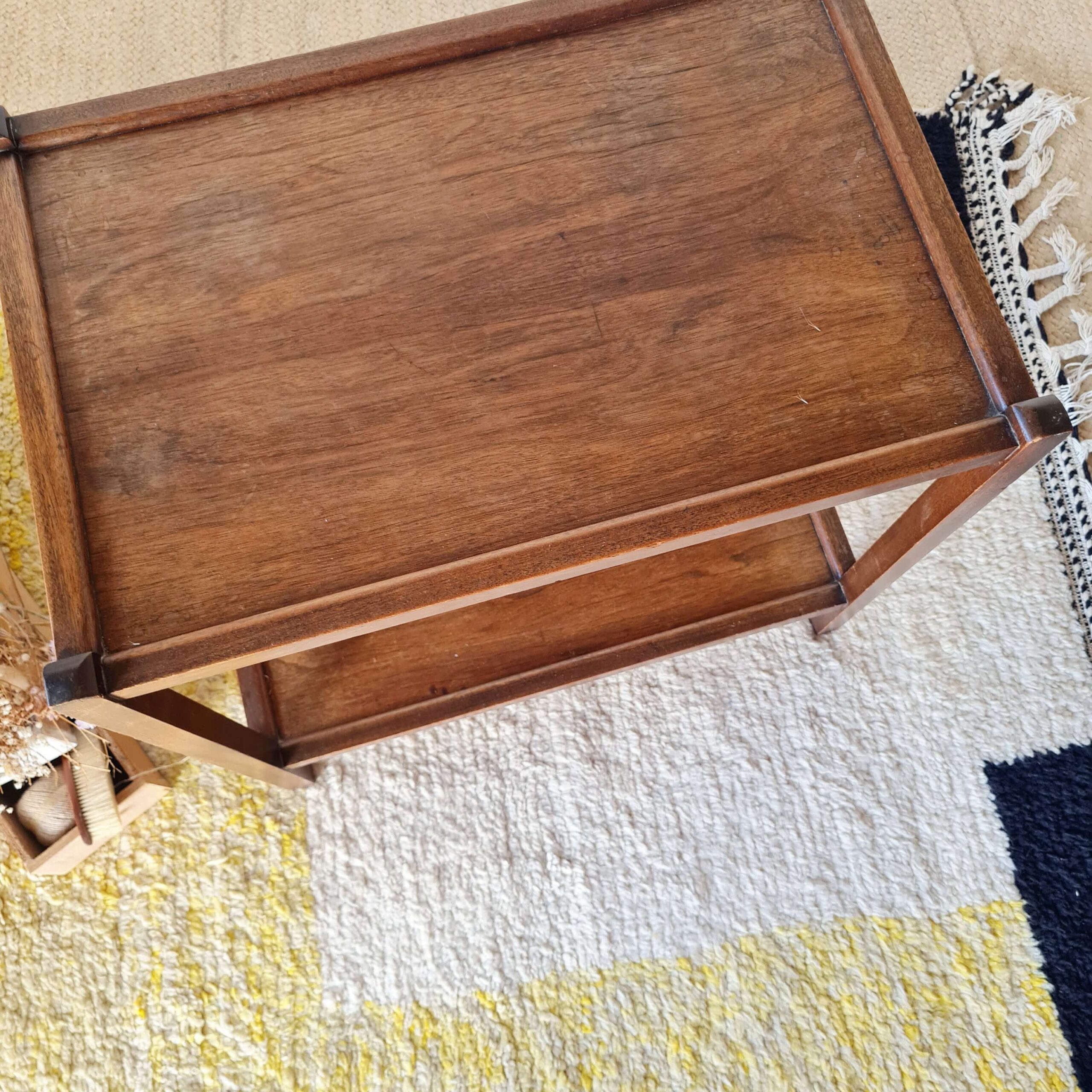 Table en bois rétro - allure épurée
