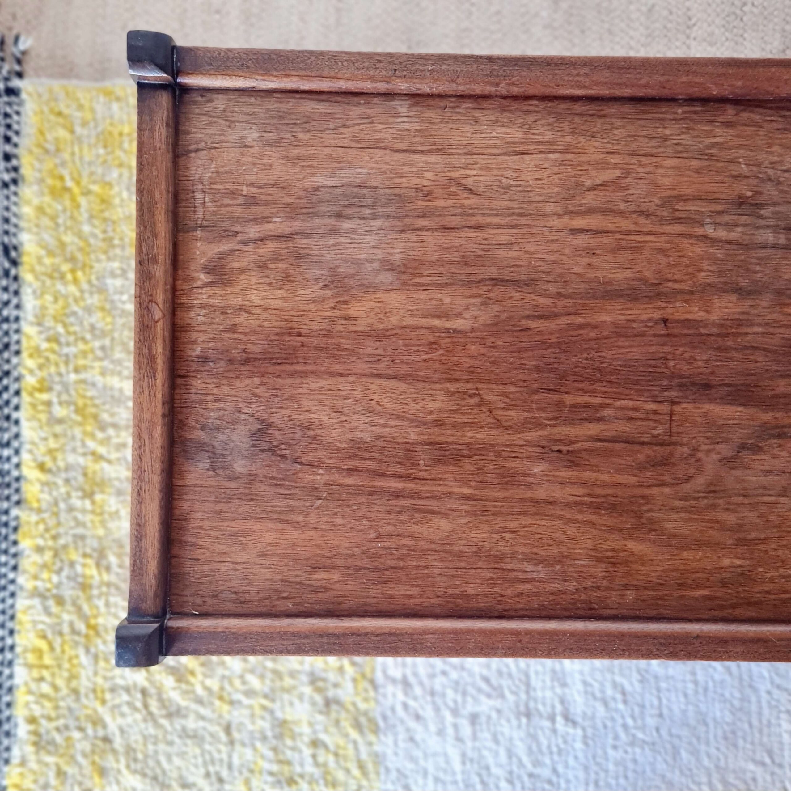 Table en bois vintage
