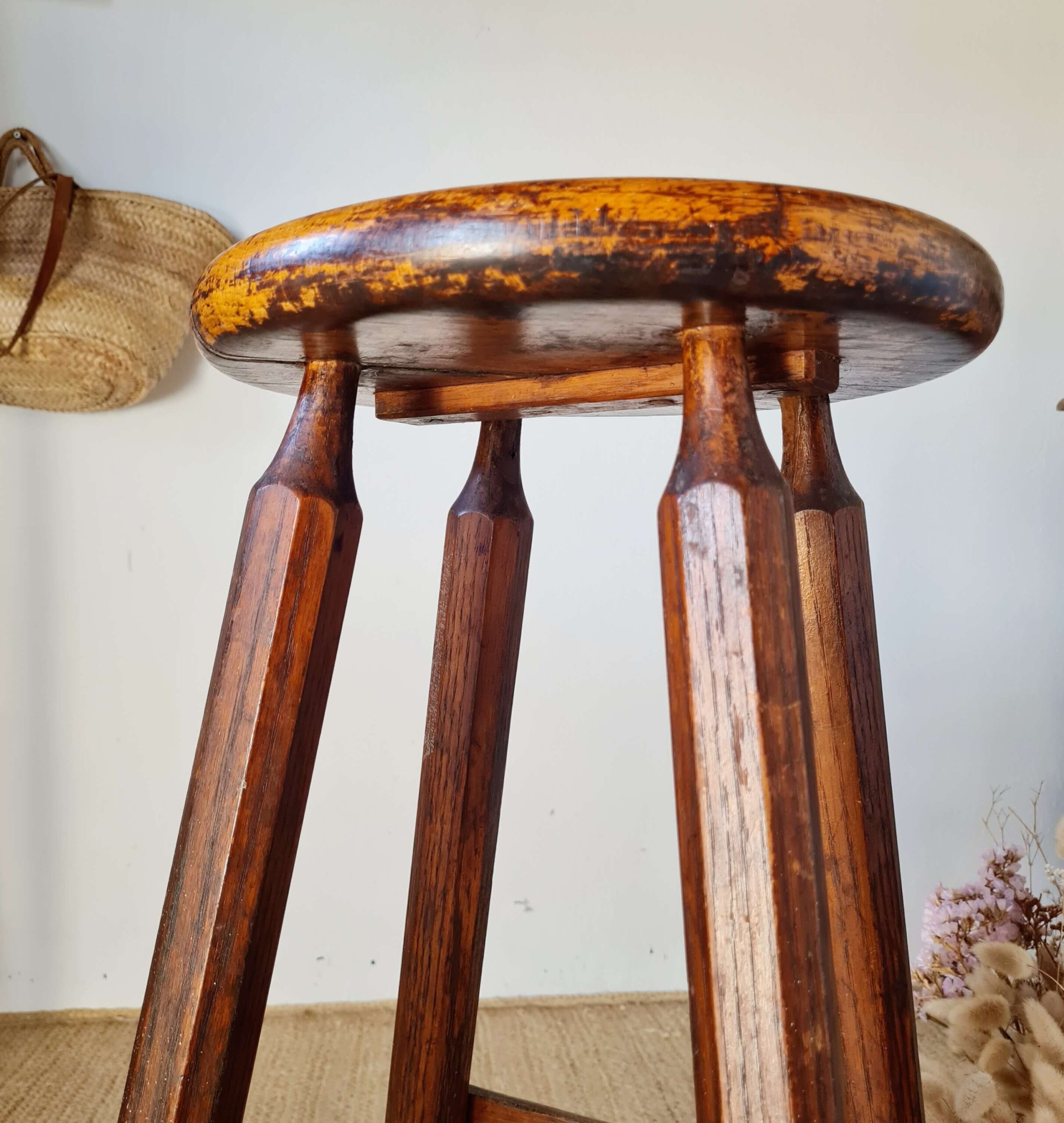 Tabouret haut d'atelier patiné avec plateau rond