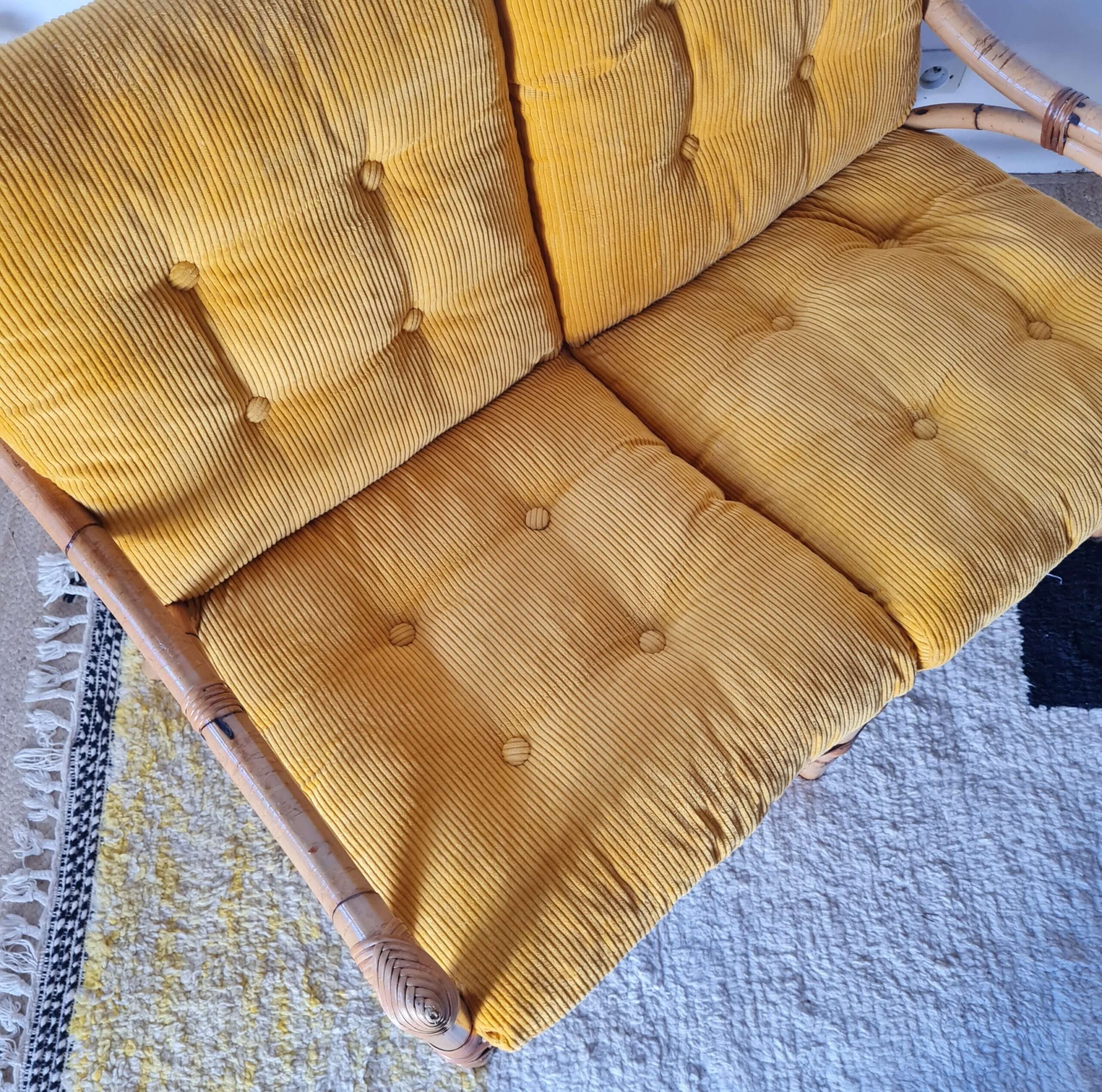 Vue de dessus de l'assise de cette banquette en rotin