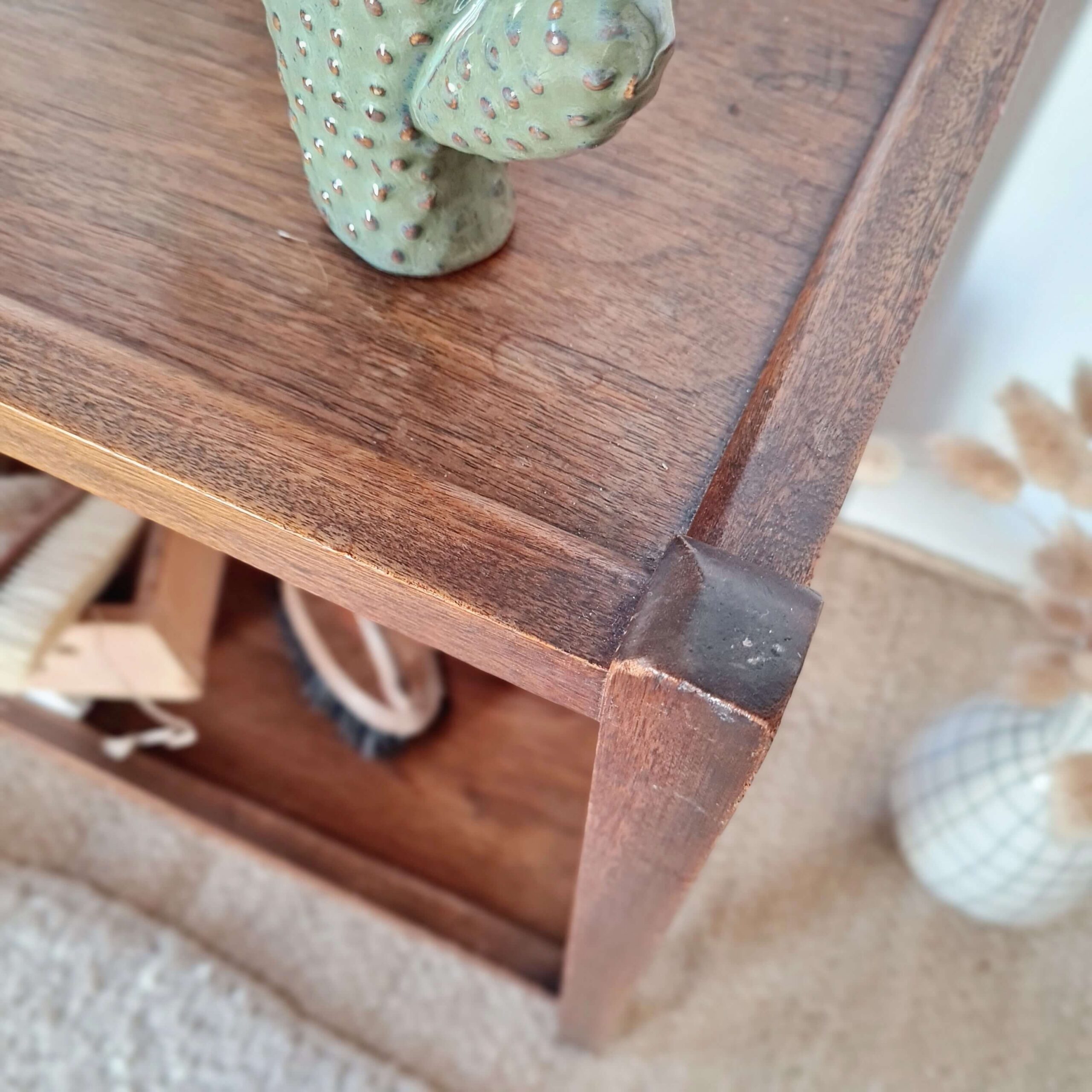 Vue de dessus d'une ttable d'appoint en bois ancienne
