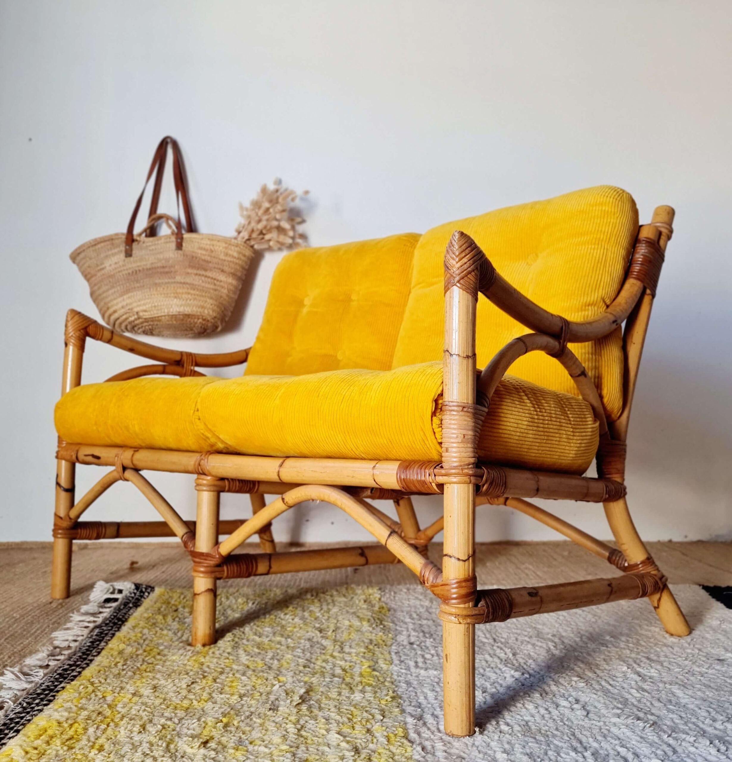 Vue de profil banquette en rotin ancienne en rotin années 60