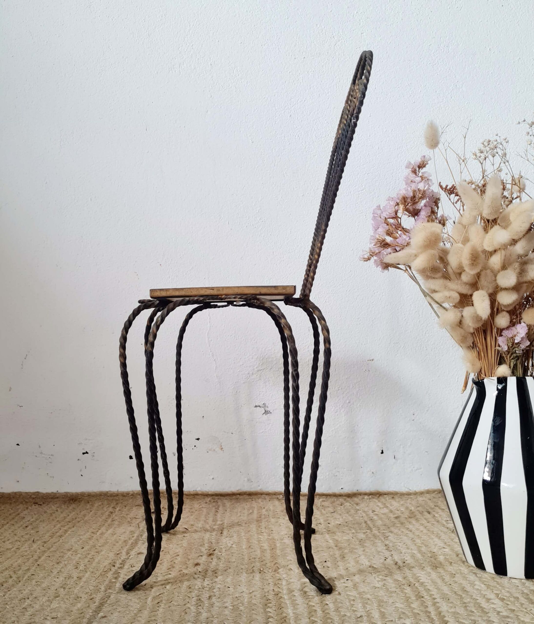 Vue de profil chaise en fer forgé avec assise carreau céramique