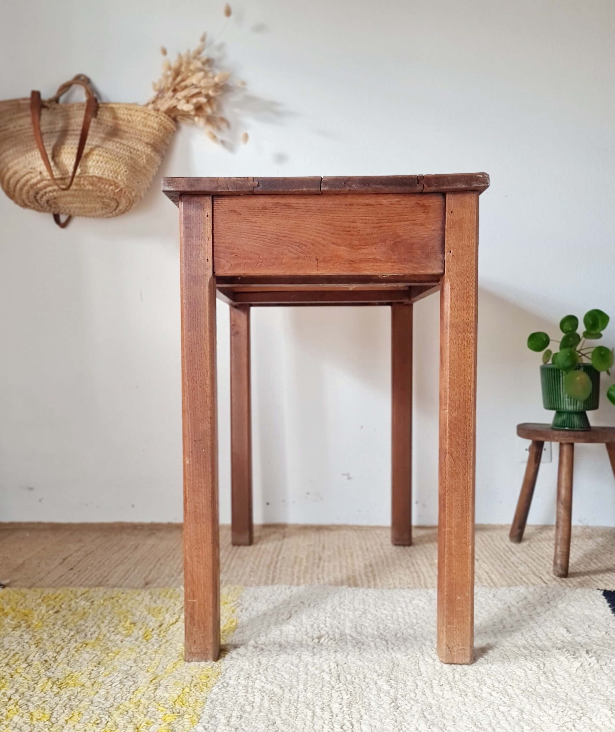 Vue de profil pour cette table en bois ancienne