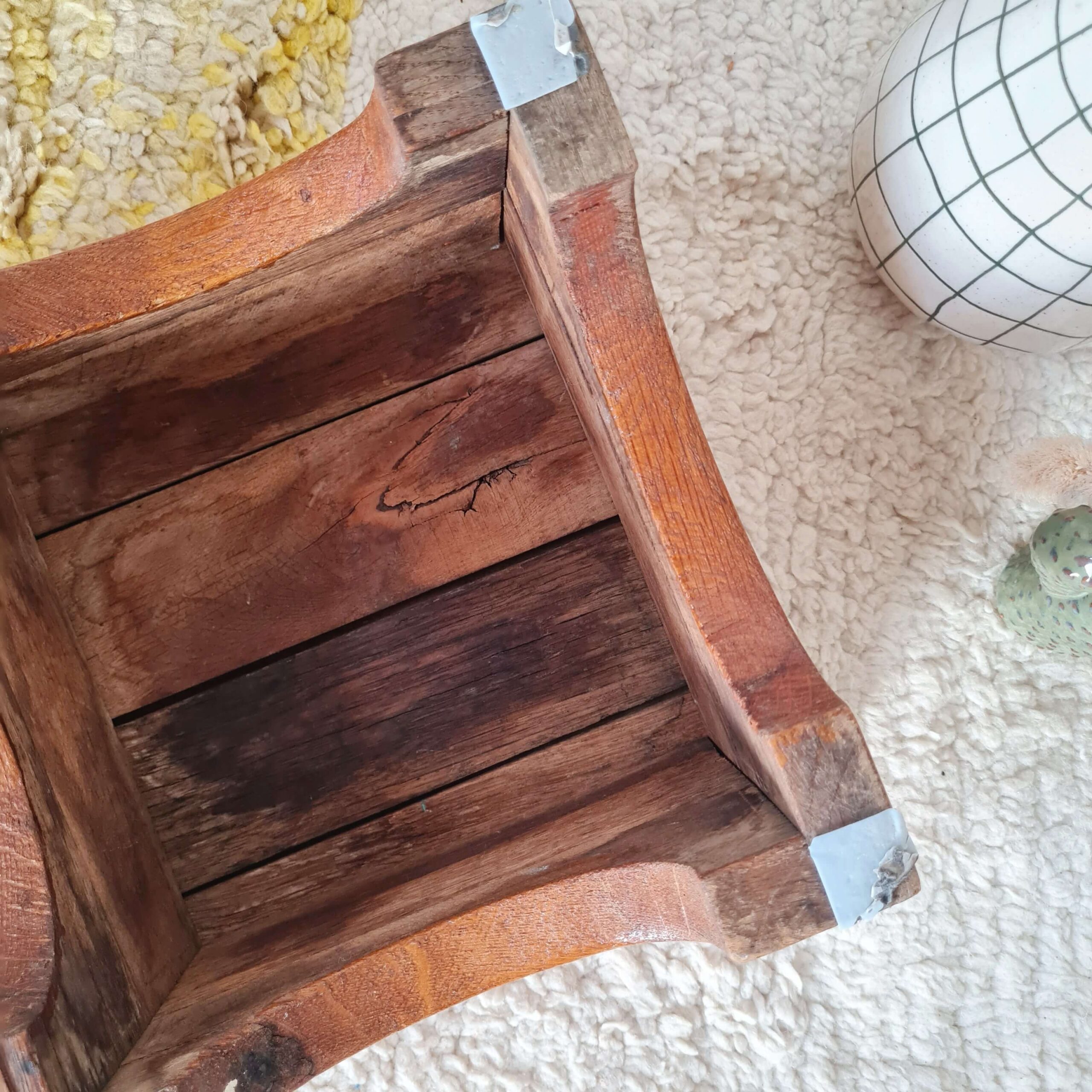 Vue du dessous d'un mini banc de ferme en bois ancien
