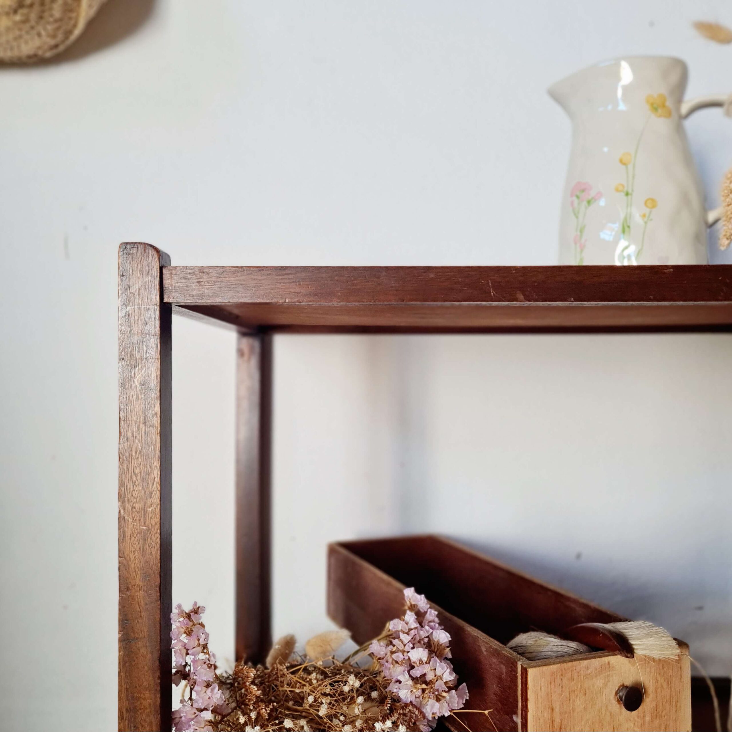 Zoom petite table ancienne en bois