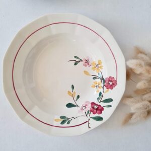 Assiette creuse vintage en faïence blanche avec fleurs champêtres peintes à la main